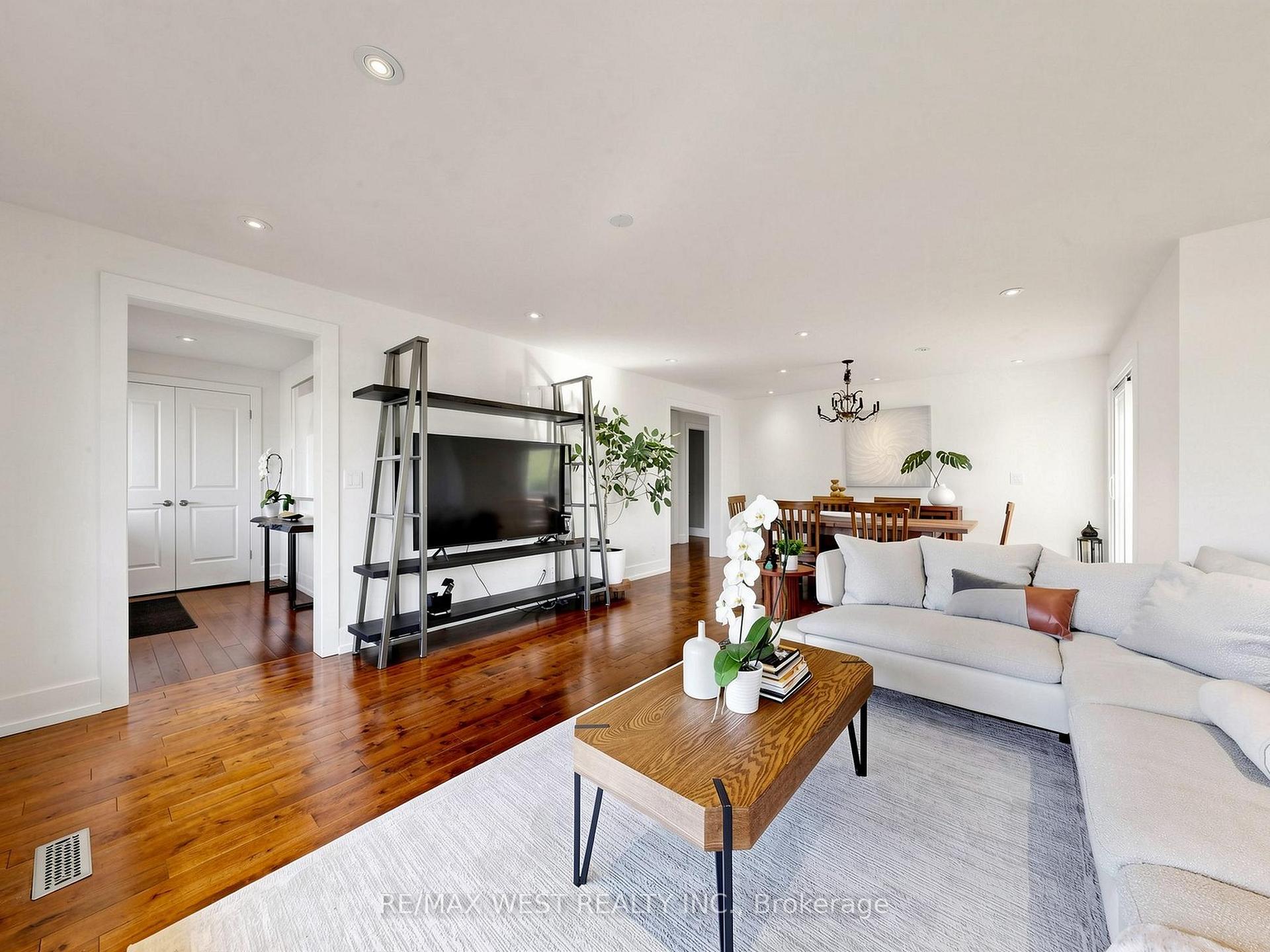 Photo 18 of 151 Palm Drive, North York, Clanton Park — HOMEH