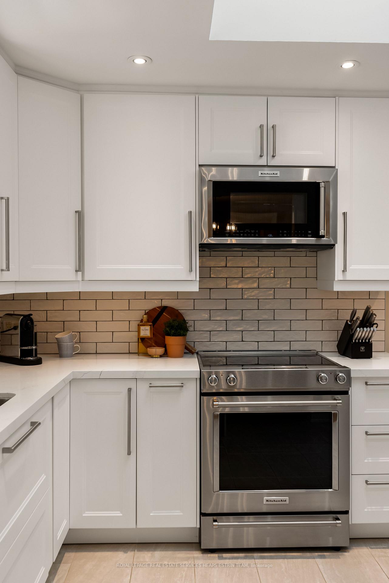 Photo 15 of 50 Meadowvale Drive, Etobicoke, Stonegate-Queensway — HOMEH