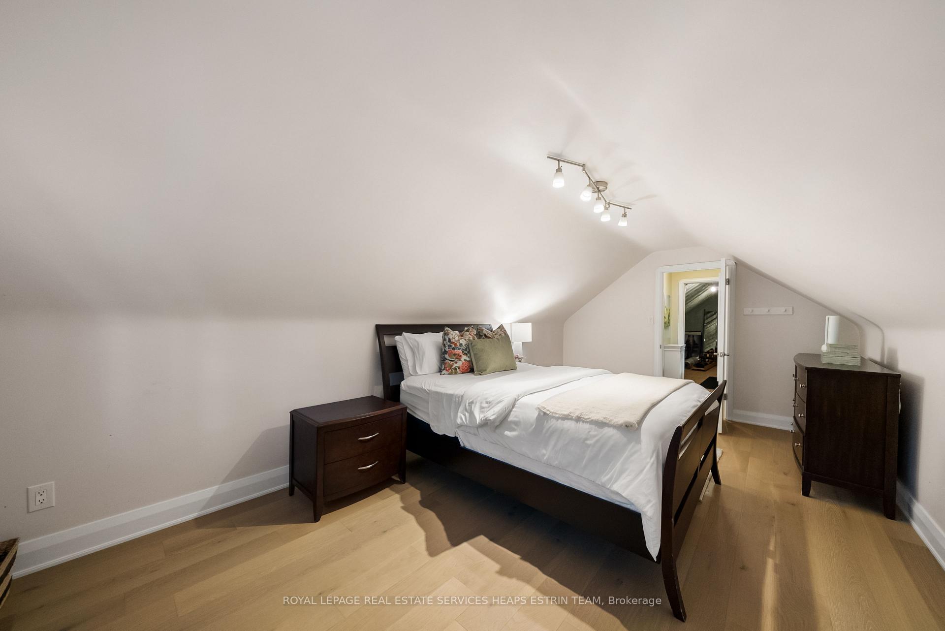 Photo 28 of 50 Meadowvale Drive, Etobicoke, Stonegate-Queensway — HOMEH
