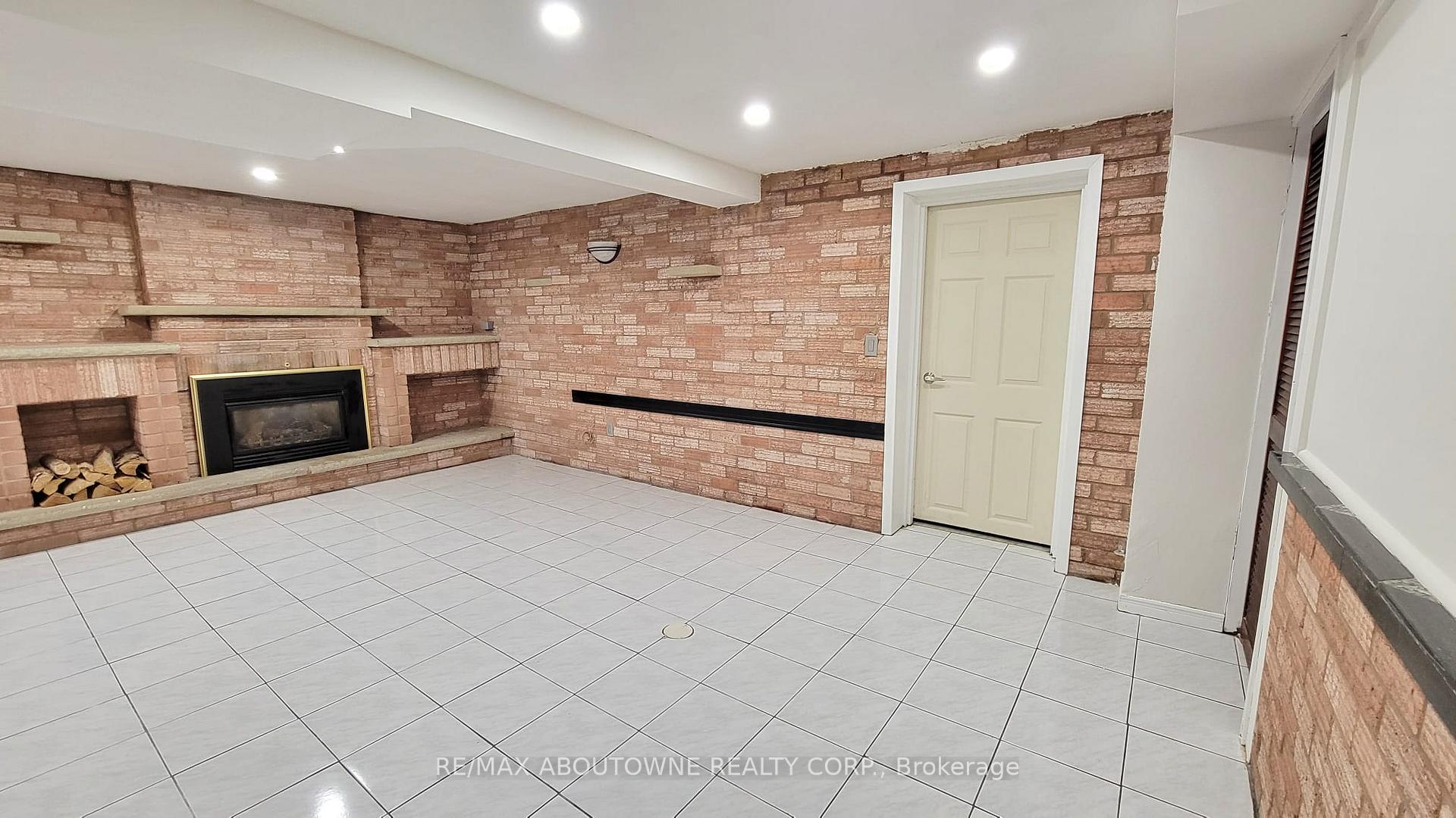 Photo 2 of 11 Mathewson Street, Vaughan, Maple — HOMEH