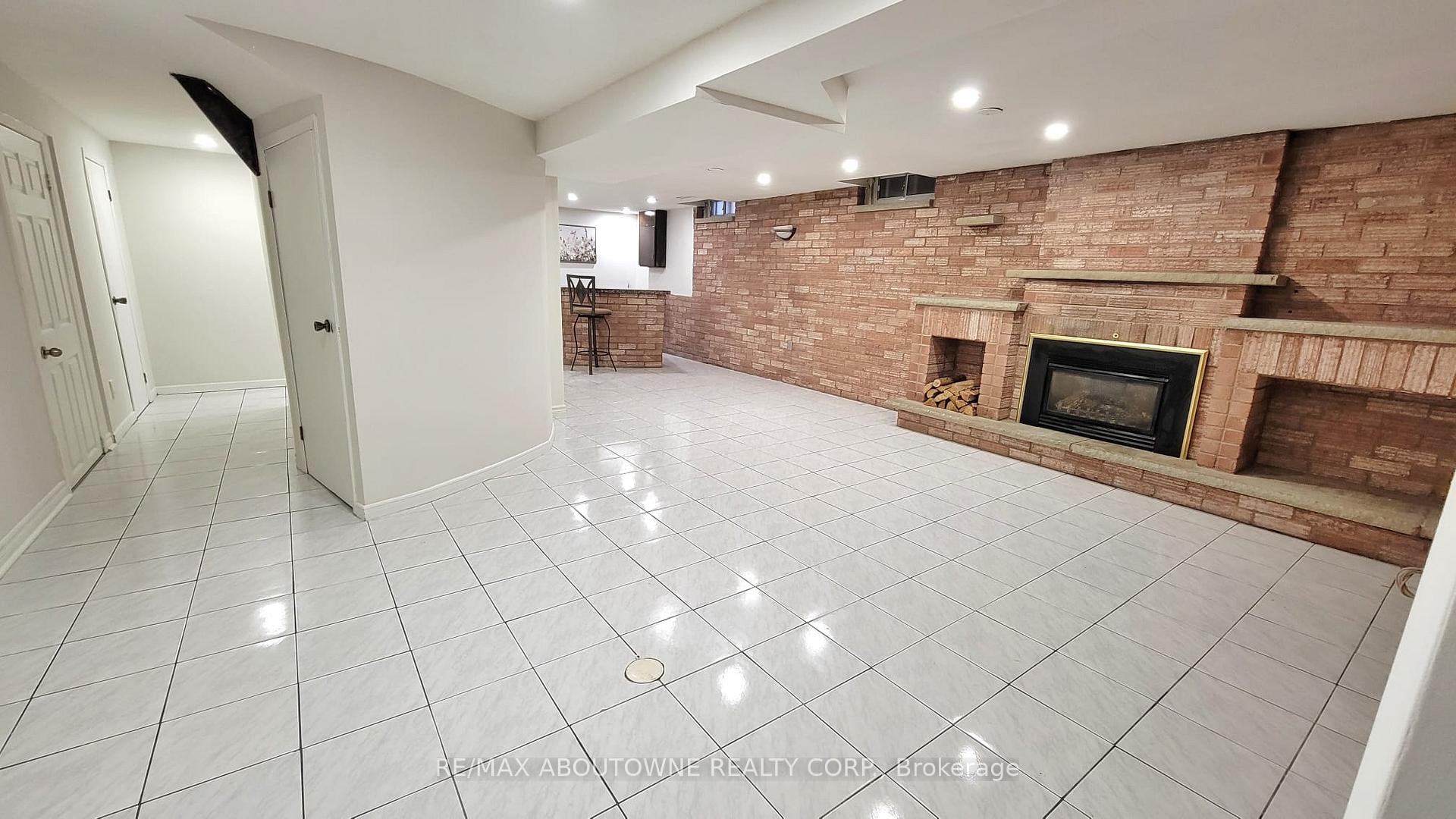Photo 3 of 11 Mathewson Street, Vaughan, Maple — HOMEH