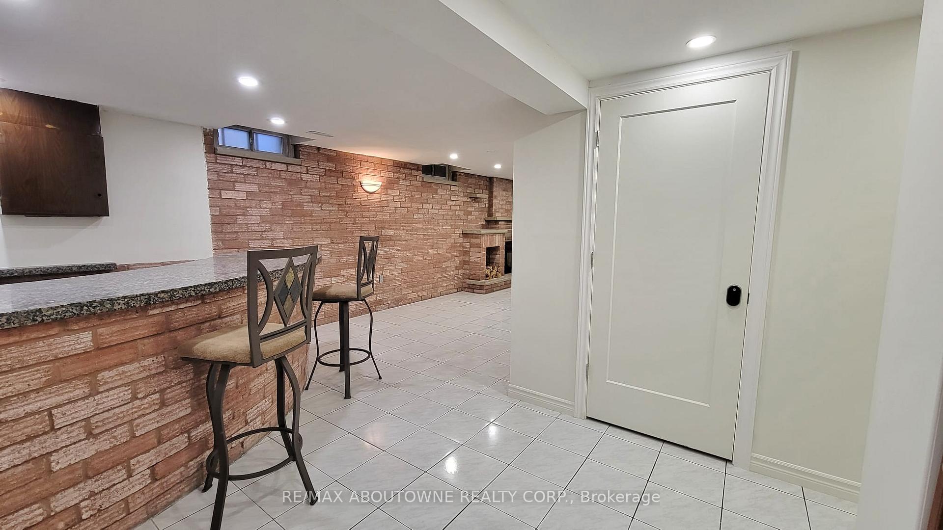 Photo 5 of 11 Mathewson Street, Vaughan, Maple — HOMEH