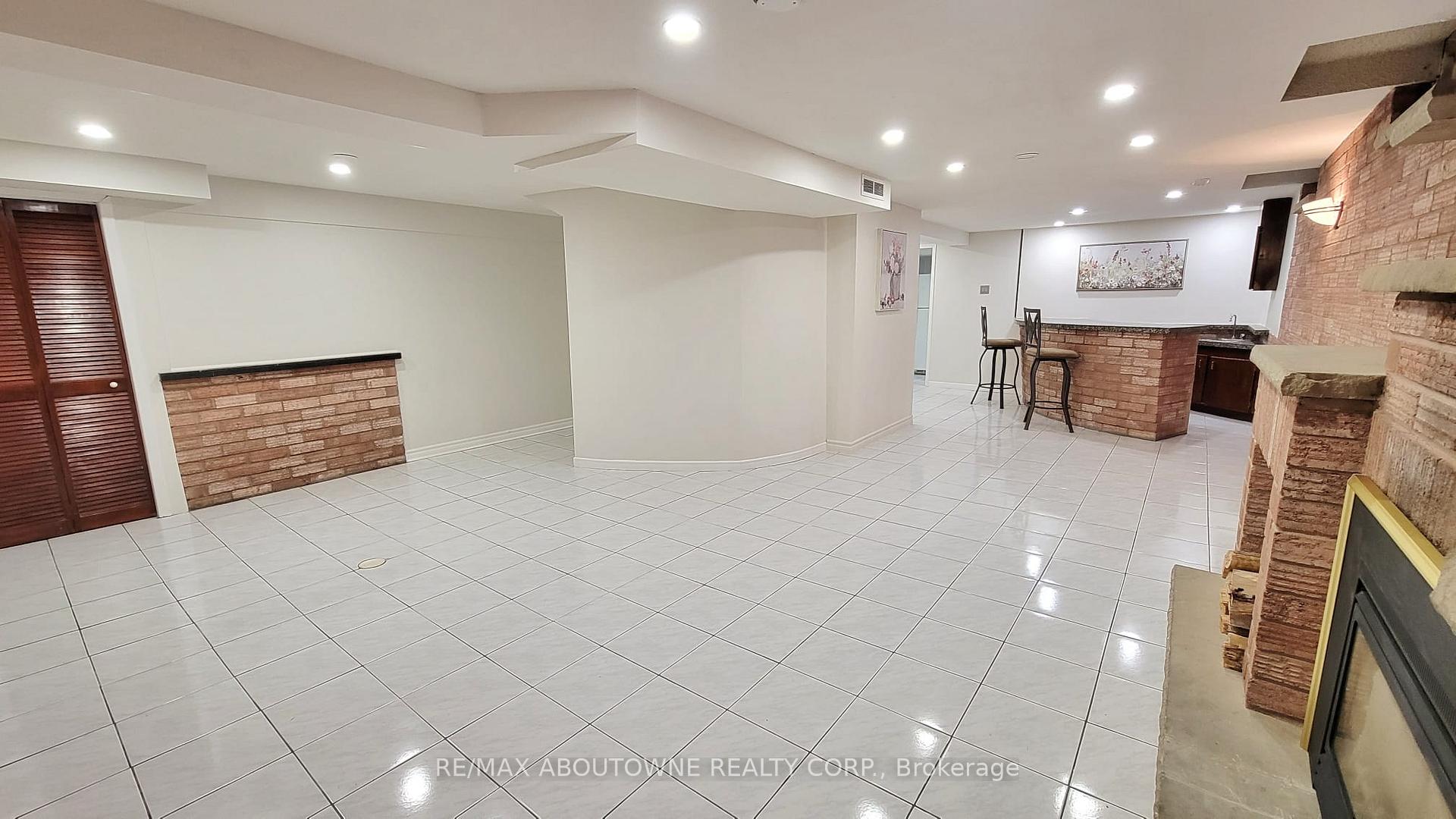 Photo 6 of 11 Mathewson Street, Vaughan, Maple — HOMEH