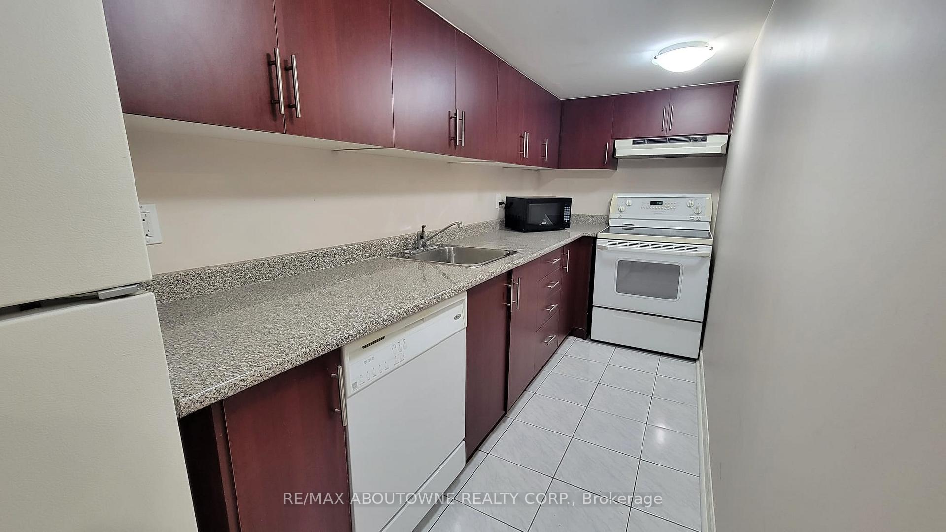 Photo 12 of 11 Mathewson Street, Vaughan, Maple — HOMEH