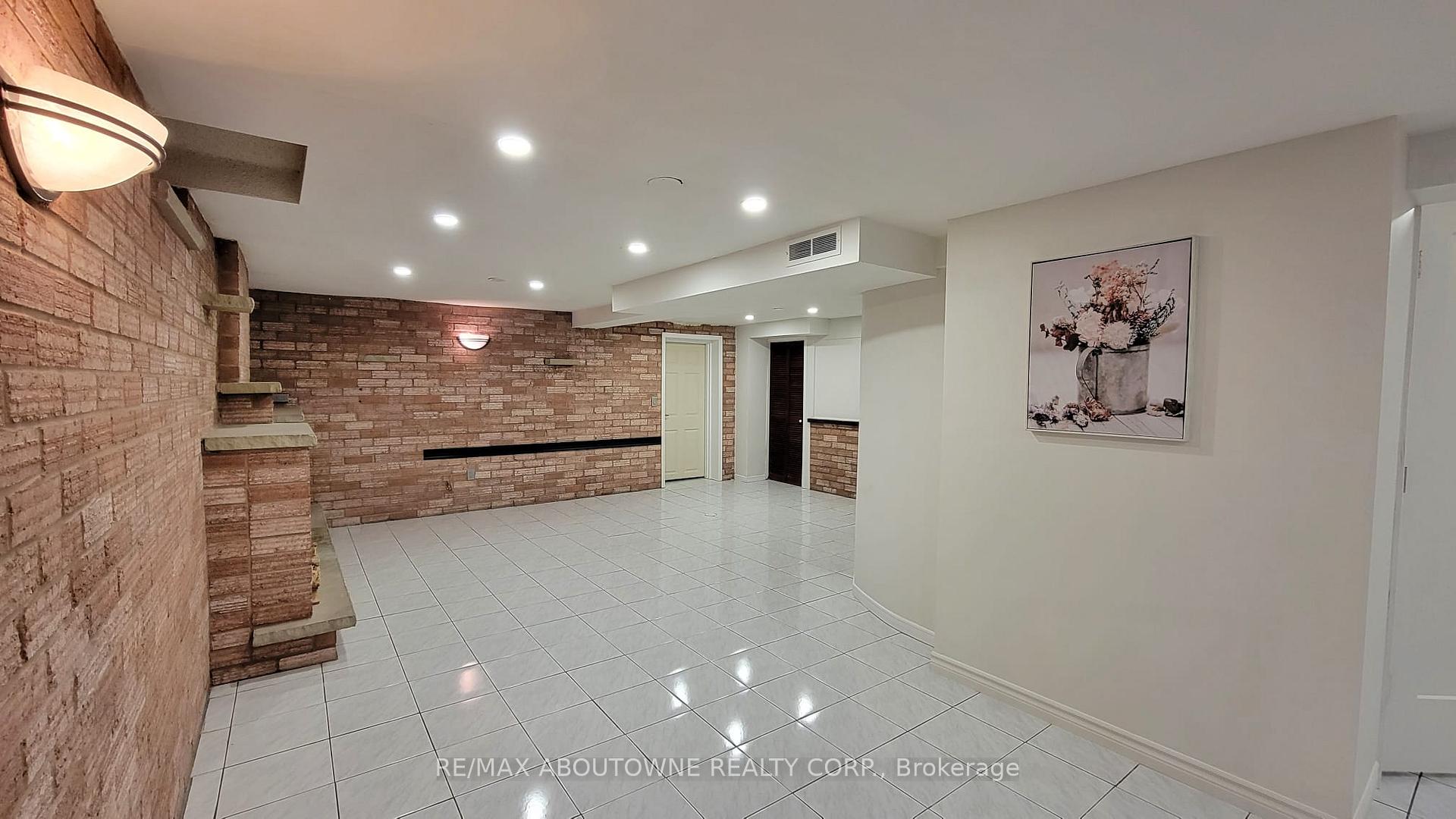 Photo 14 of 11 Mathewson Street, Vaughan, Maple — HOMEH