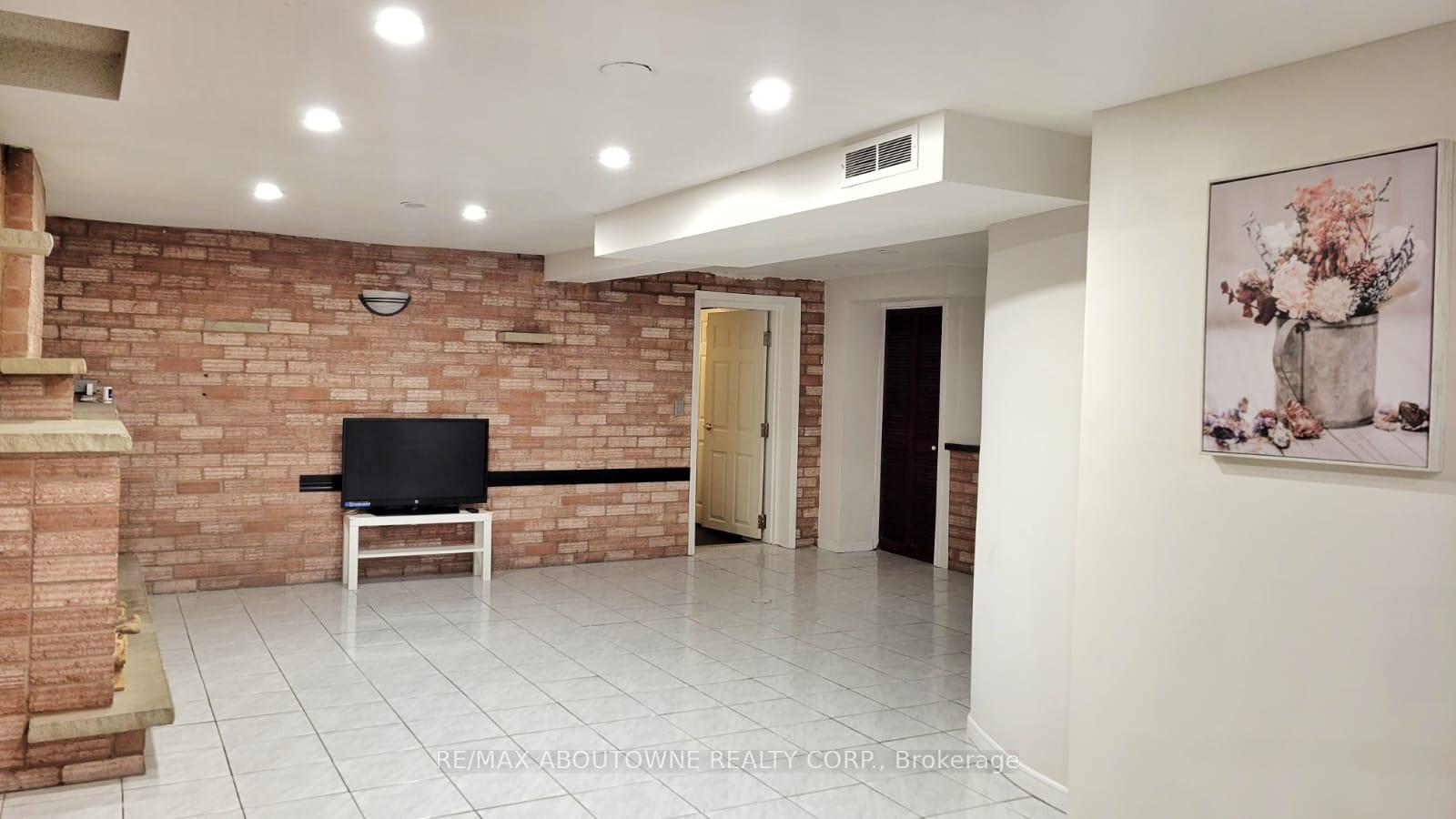 Photo 15 of 11 Mathewson Street, Vaughan, Maple — HOMEH