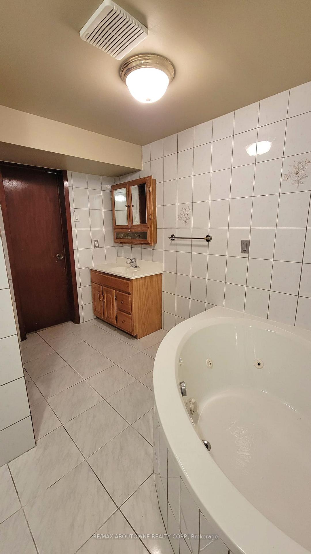 Photo 17 of 11 Mathewson Street, Vaughan, Maple — HOMEH