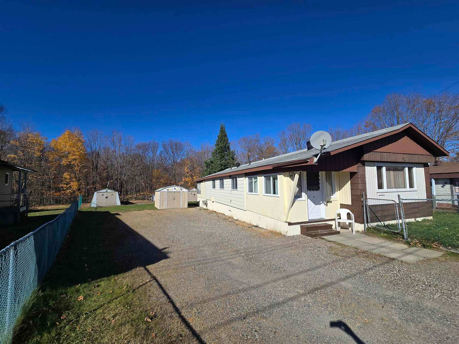 Photo 2 of 11 Chalmers Crescent, Elliot Lake — HOMEH