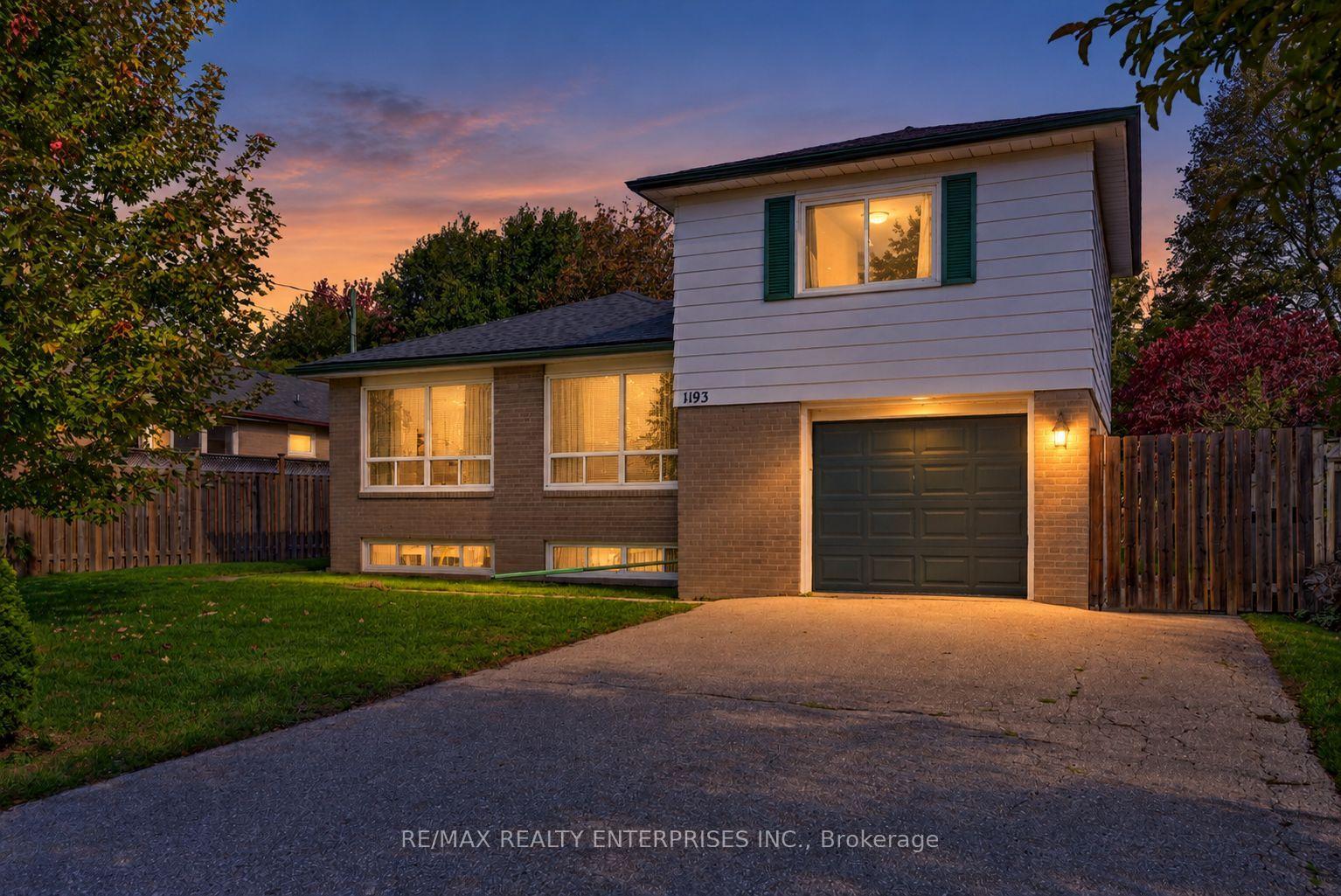 Photo 3 of 1193 Whittington Road, Mississauga, Clarkson — HOMEH