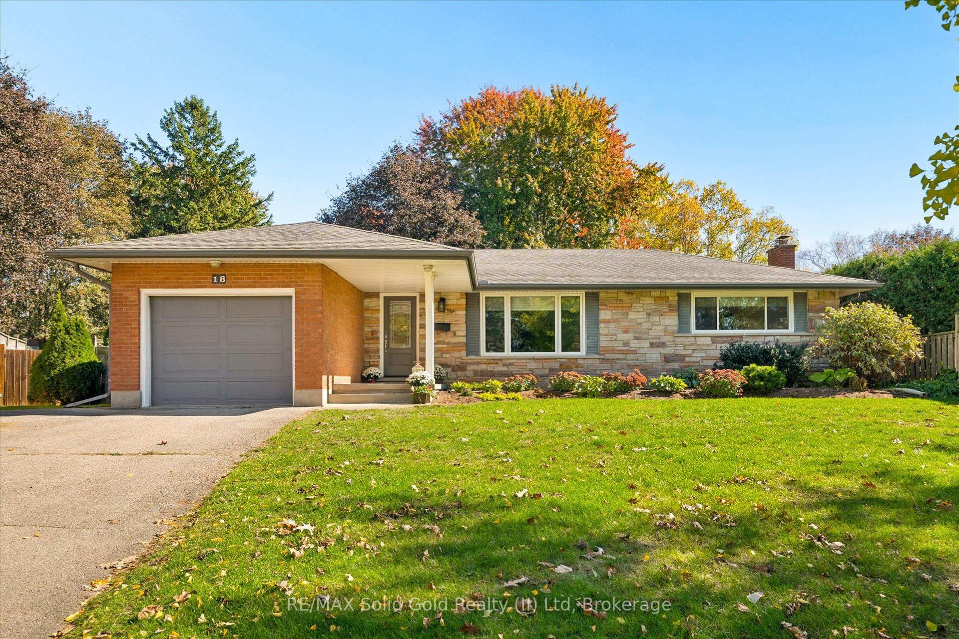 Photo 1 of 18 Evelyn Crescent, Kitchener, Stanley Park — HOMEH