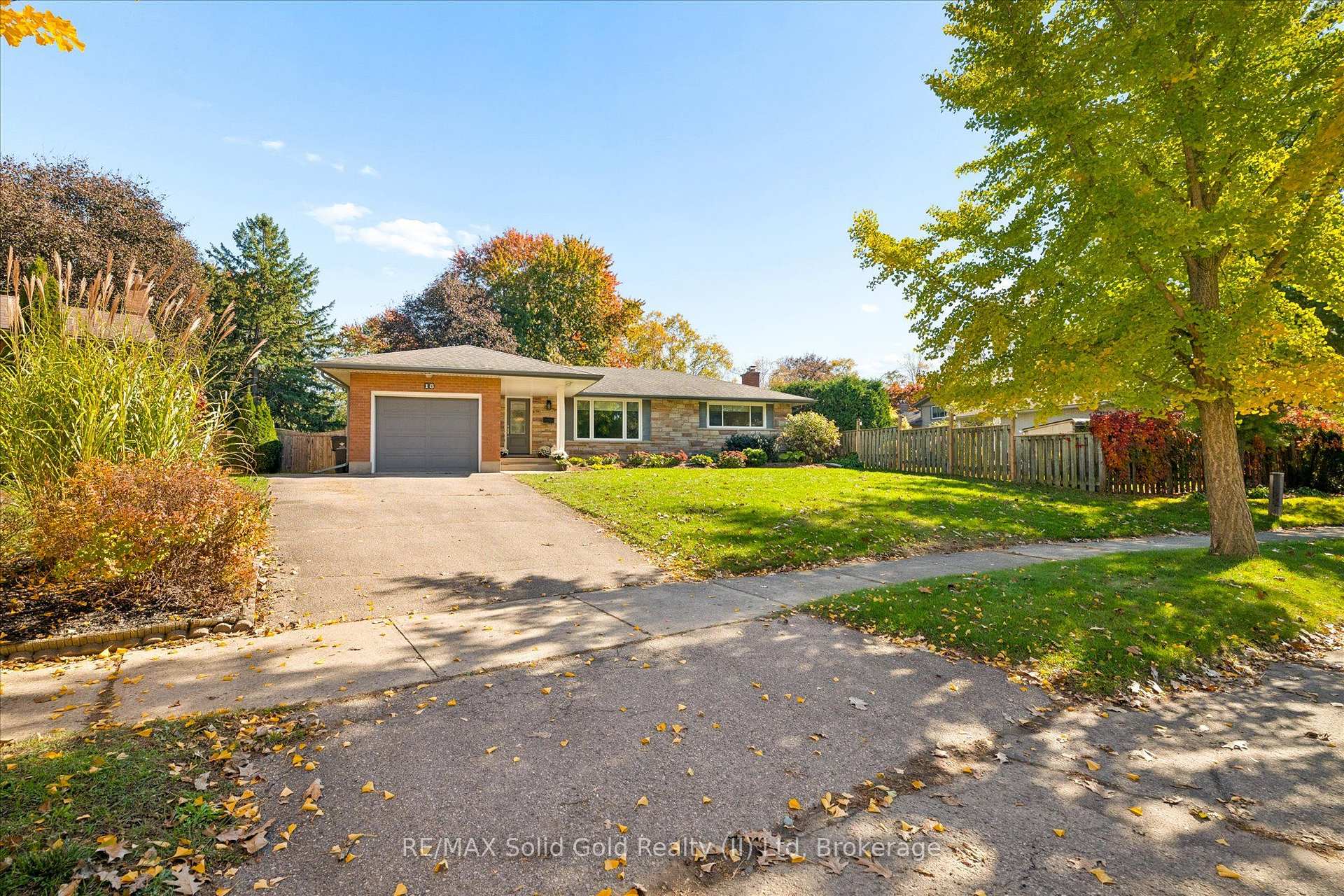 Photo 3 of 18 Evelyn Crescent, Kitchener, Stanley Park — HOMEH
