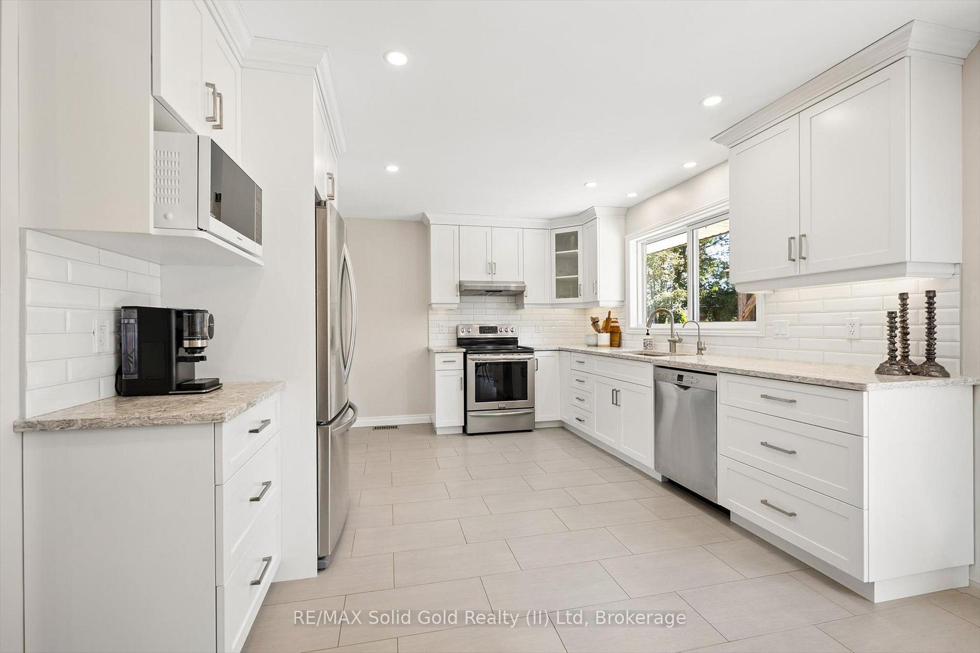 Photo 5 of 18 Evelyn Crescent, Kitchener, Stanley Park — HOMEH