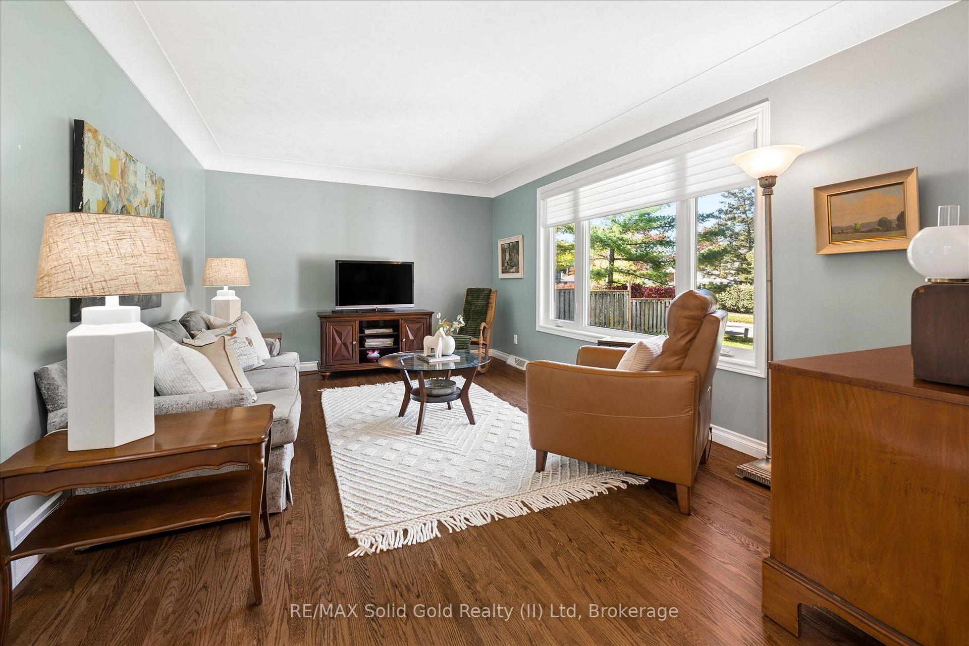Photo 9 of 18 Evelyn Crescent, Kitchener, Stanley Park — HOMEH