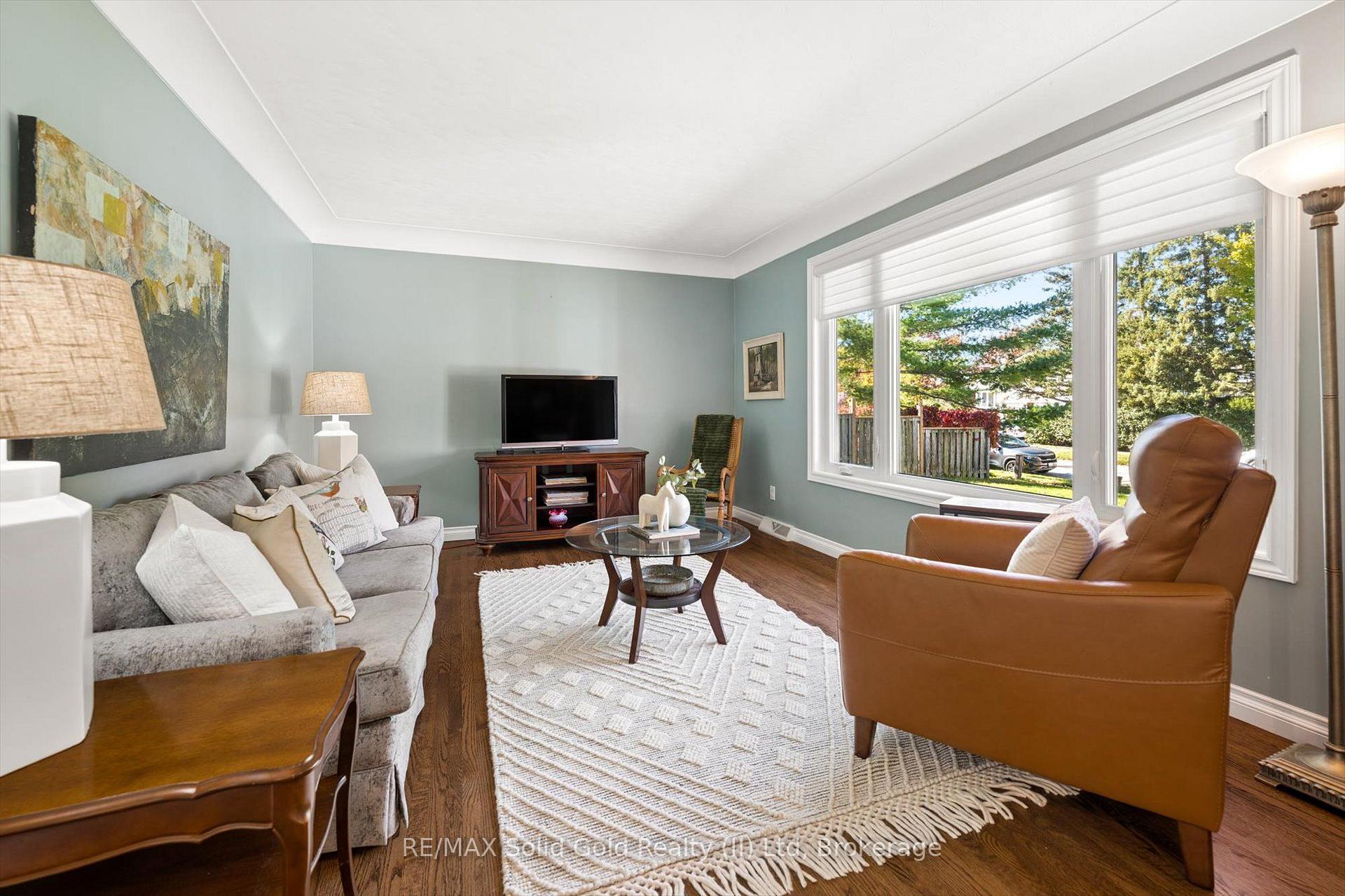 Photo 10 of 18 Evelyn Crescent, Kitchener, Stanley Park — HOMEH