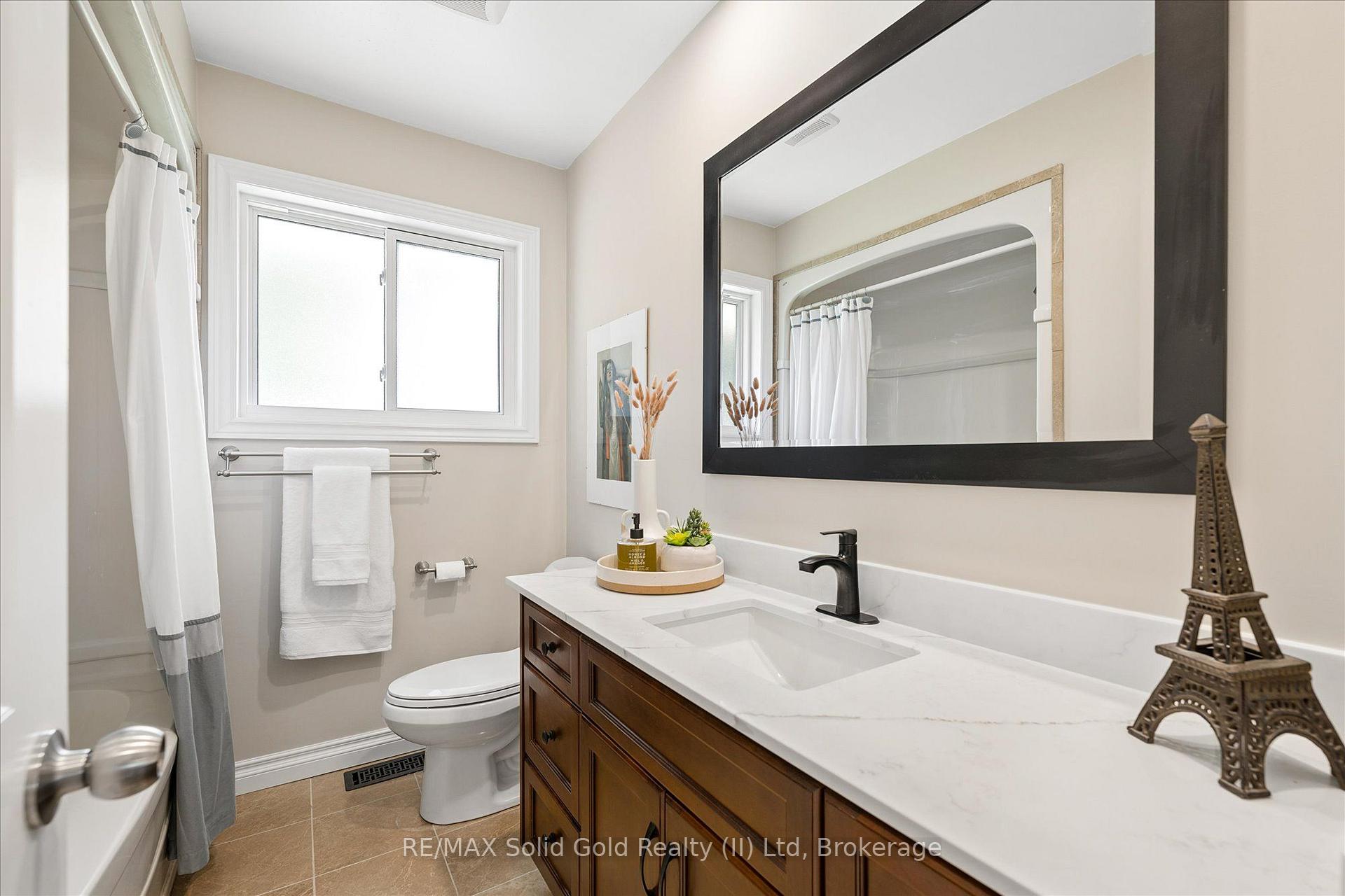 Photo 13 of 18 Evelyn Crescent, Kitchener, Stanley Park — HOMEH