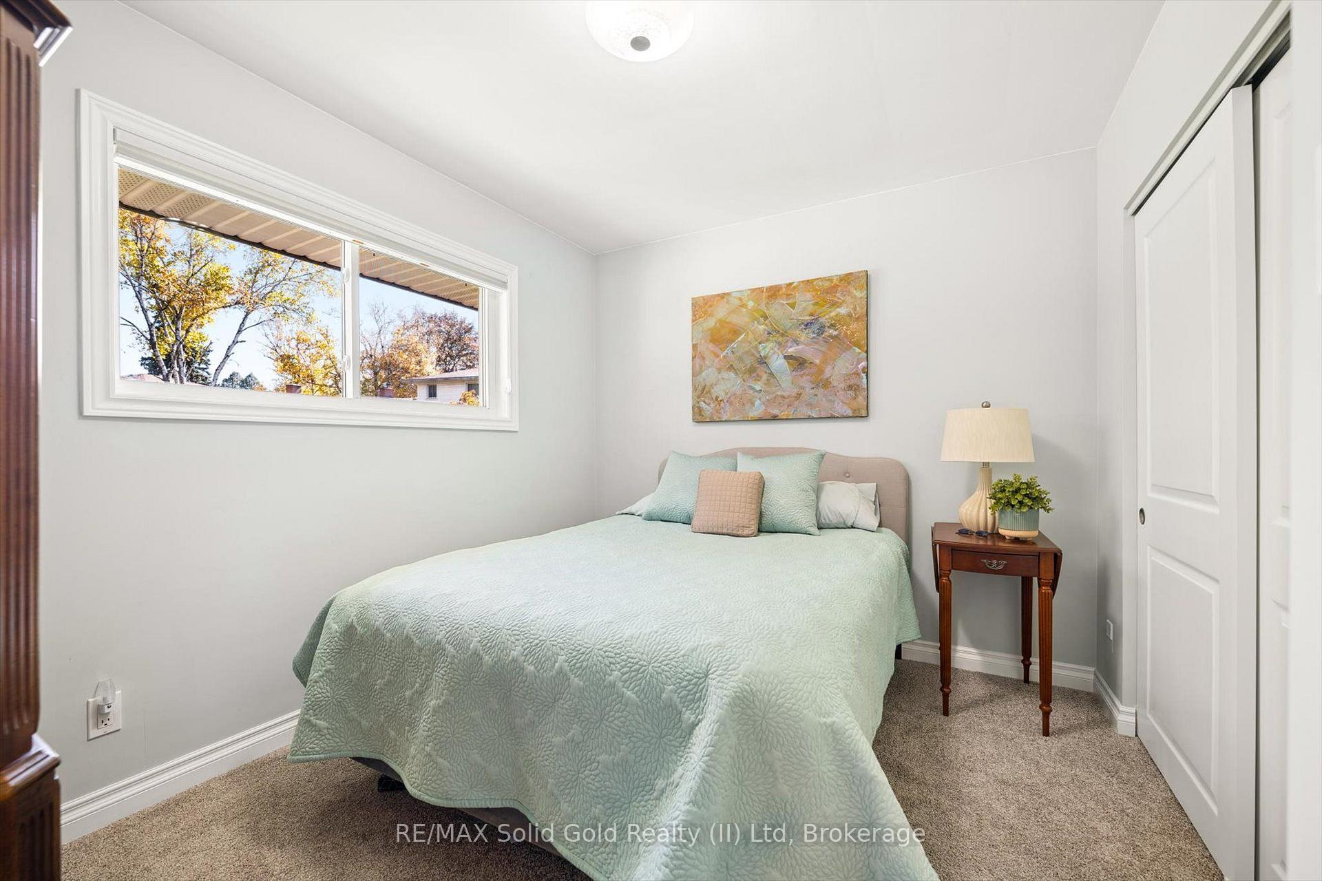 Photo 14 of 18 Evelyn Crescent, Kitchener, Stanley Park — HOMEH