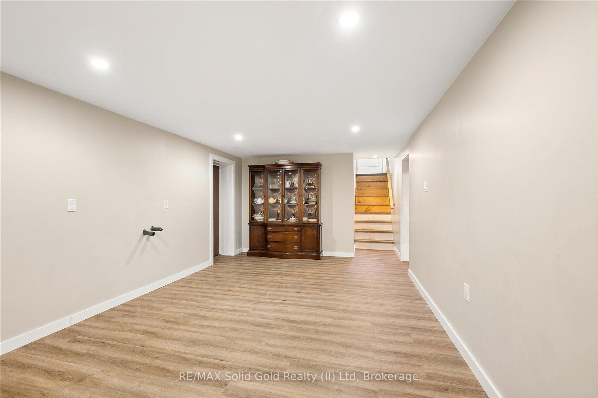 Photo 19 of 18 Evelyn Crescent, Kitchener, Stanley Park — HOMEH