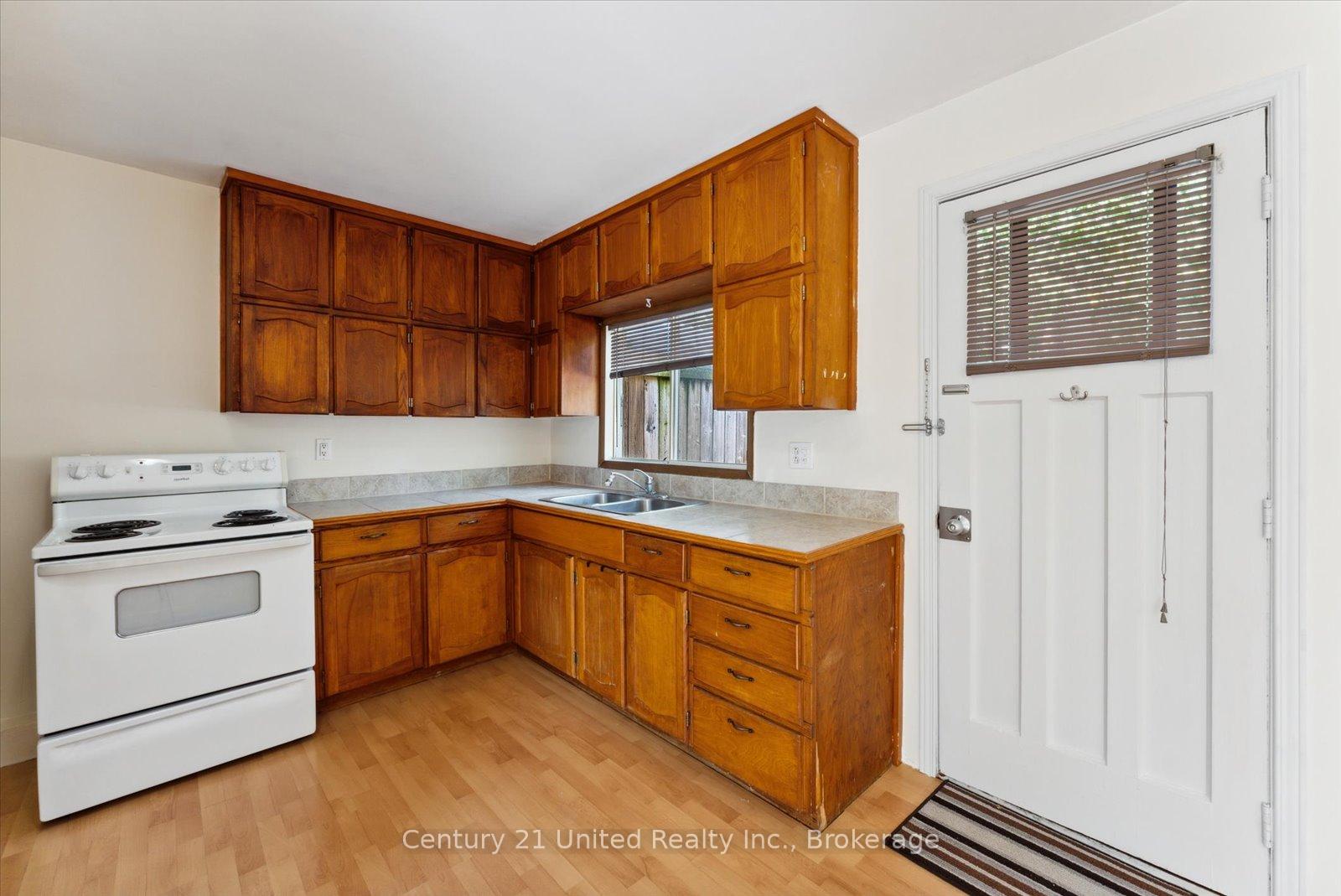 Photo 7 of Unit B, 556 Edison Avenue, Peterborough, Otonabee Ward 1 — HOMEH