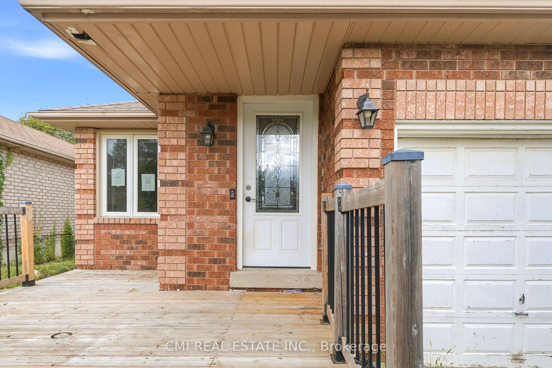 Photo 4 of 42 Geddes Crescent, Barrie, Northwest — HOMEH
