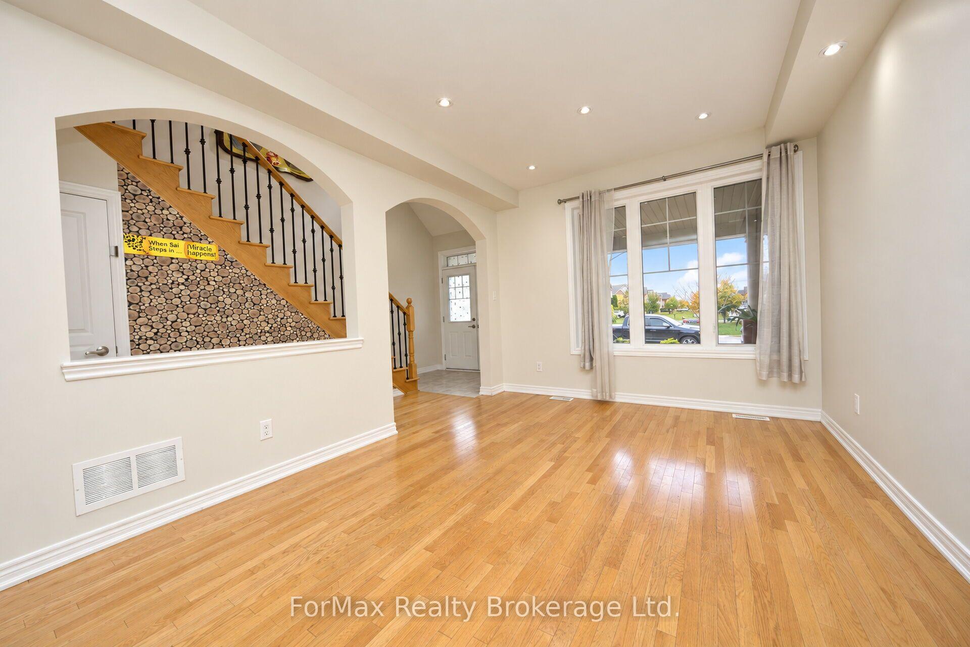 Photo 10 of 118 Naperton Drive, Brampton, Sandringham-Wellington — HOMEH