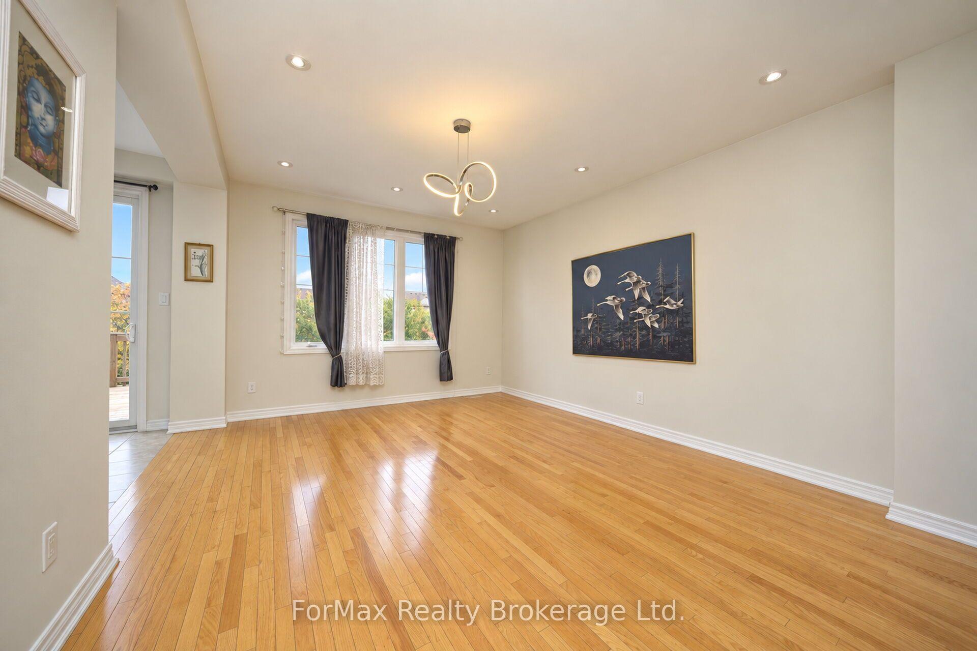Photo 11 of 118 Naperton Drive, Brampton, Sandringham-Wellington — HOMEH