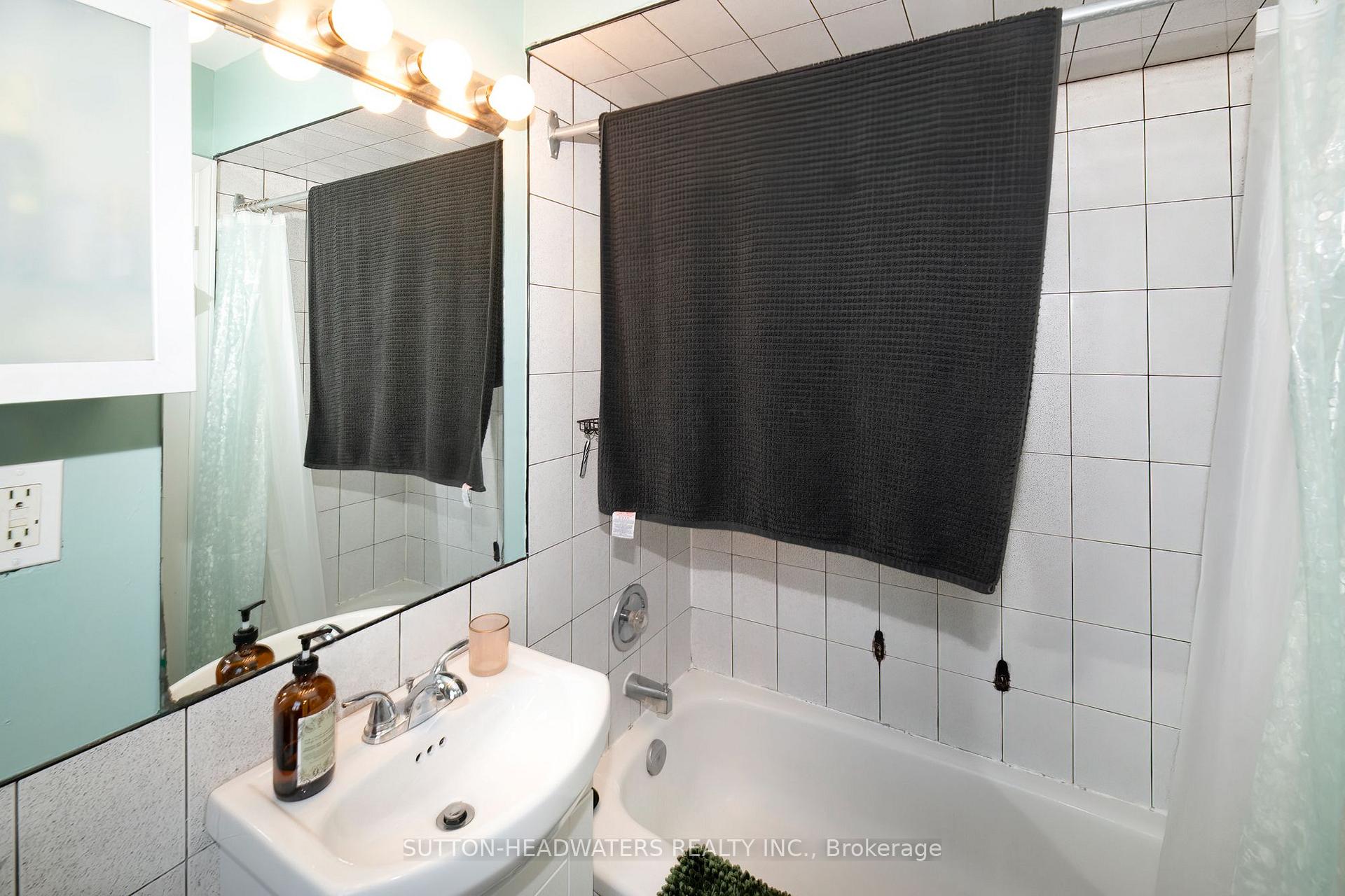Photo 46 of 106 Barton Avenue, Toronto, The Annex — HOMEH