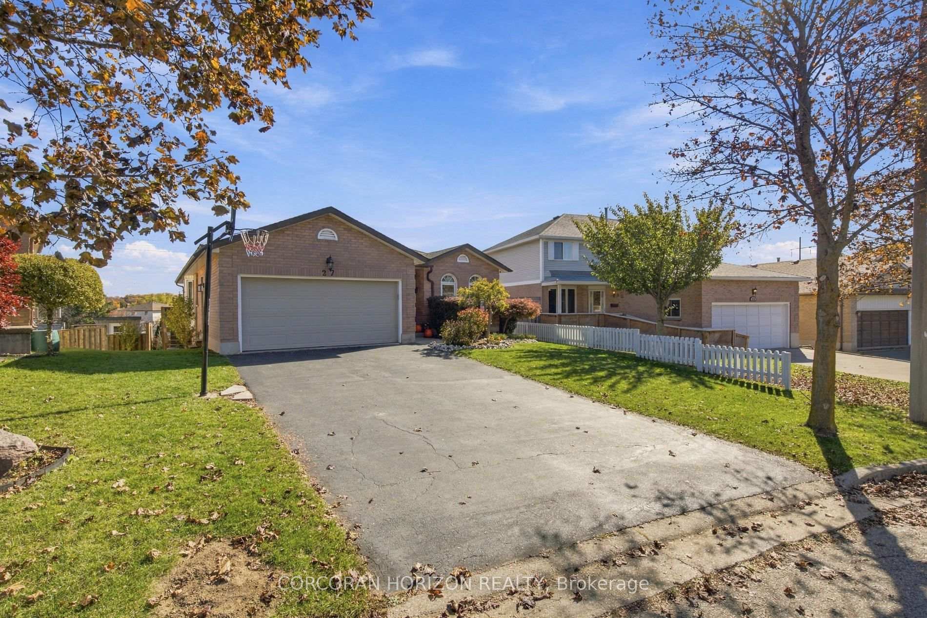 Photo 2 of 27 Costain Court, Kitchener, Forest Heights — HOMEH