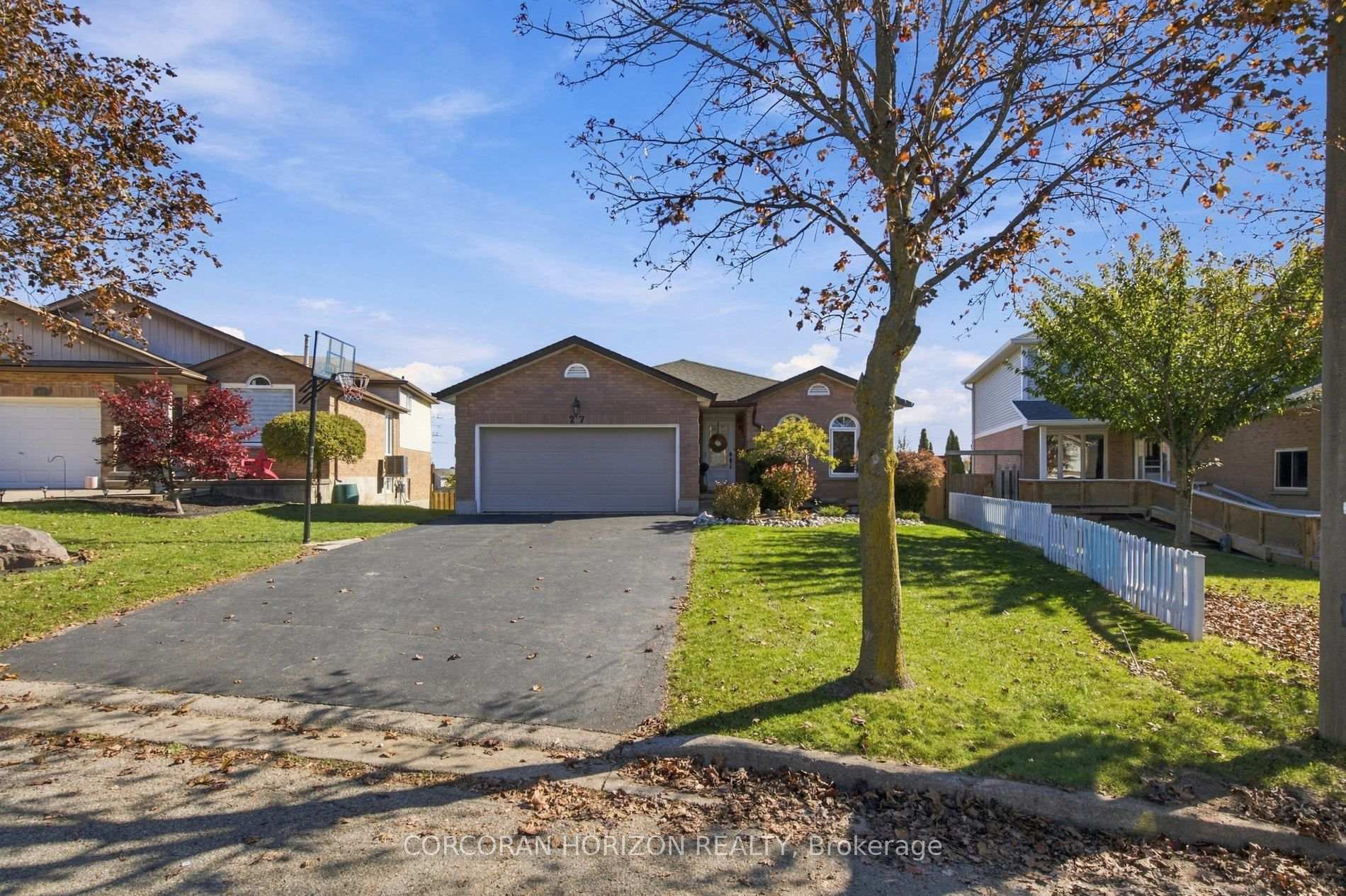 Photo 3 of 27 Costain Court, Kitchener, Forest Heights — HOMEH