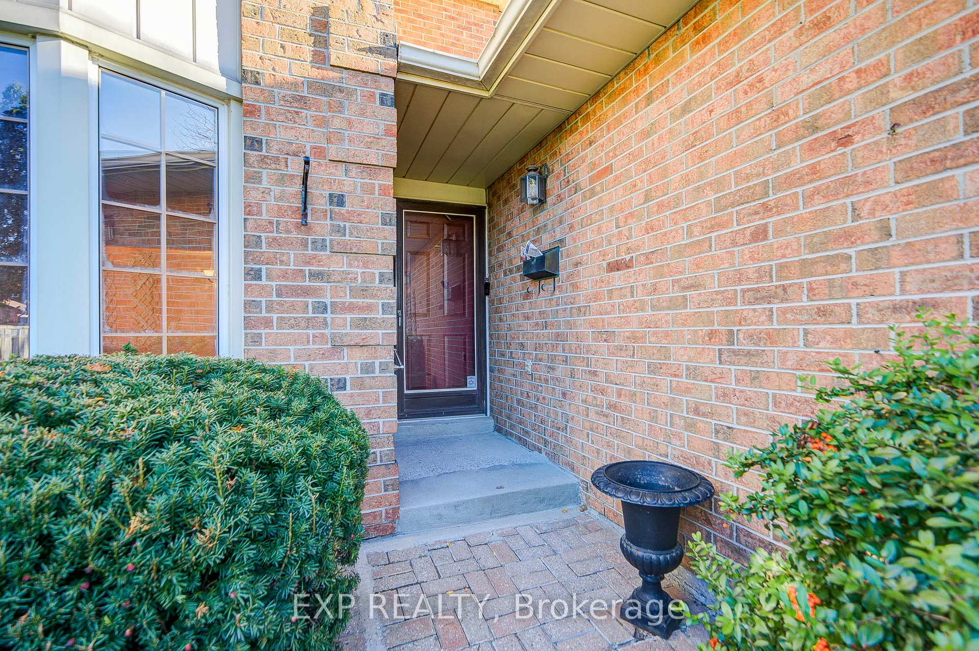 Photo 4 of 47 Longsword Drive, Scarborough, Agincourt North — HOMEH
