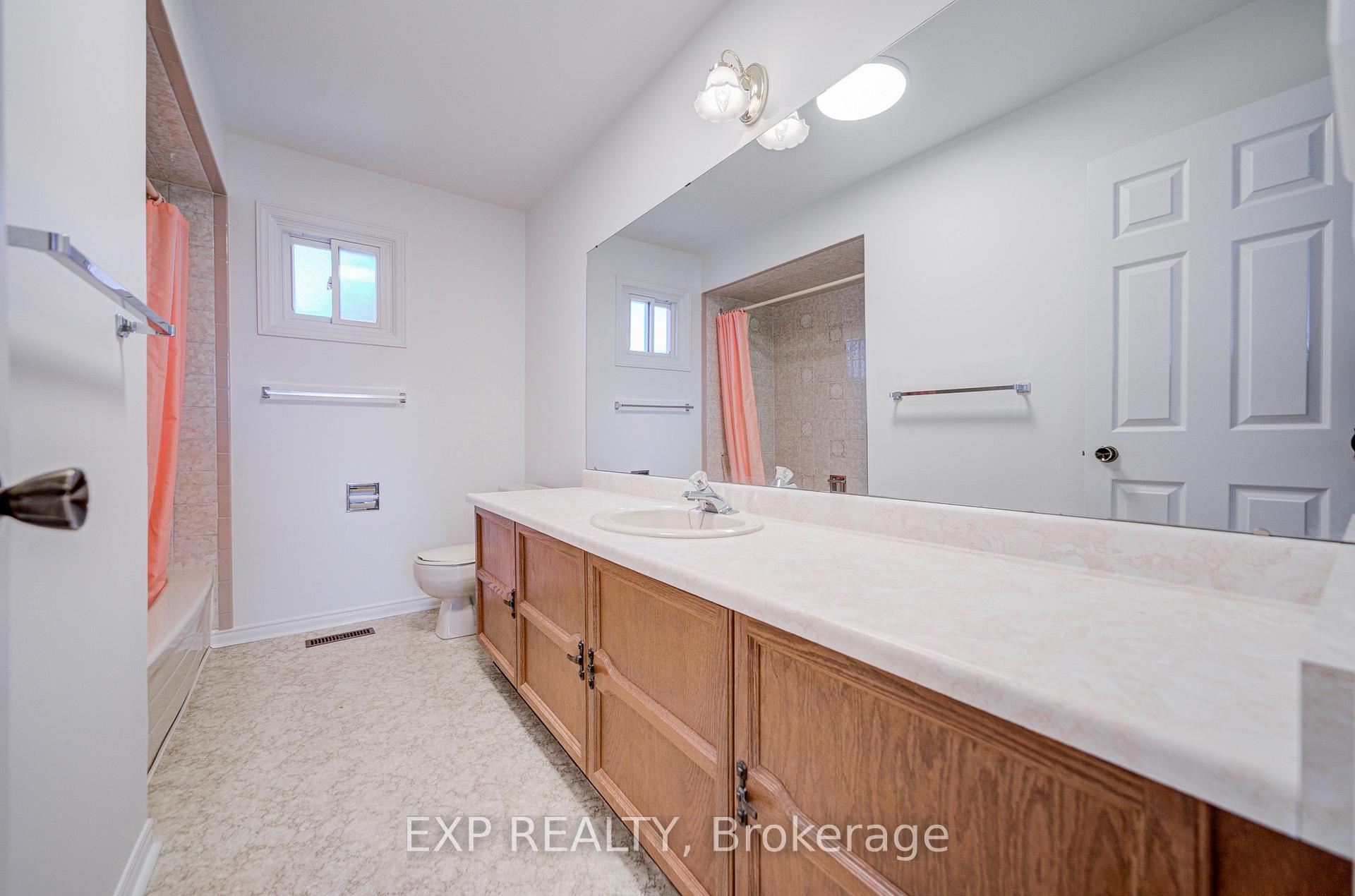 Photo 37 of 47 Longsword Drive, Scarborough, Agincourt North — HOMEH