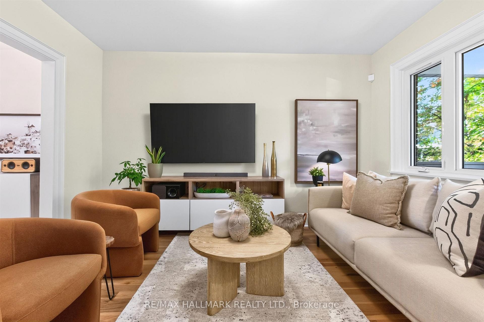 Photo 3 of 384A Montrose Avenue, Toronto, Palmerston-Little Italy — HOMEH