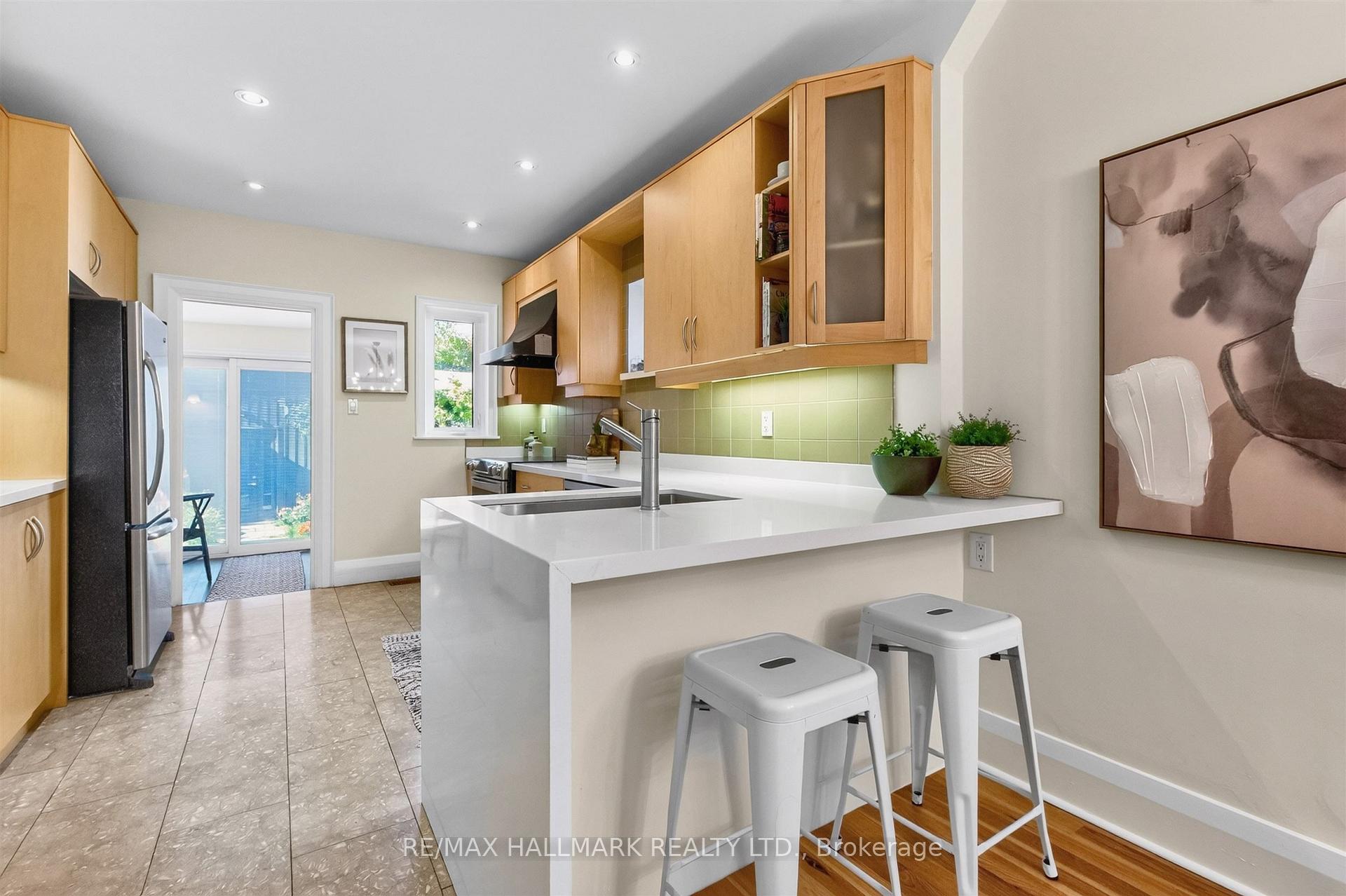 Photo 8 of 384A Montrose Avenue, Toronto, Palmerston-Little Italy — HOMEH
