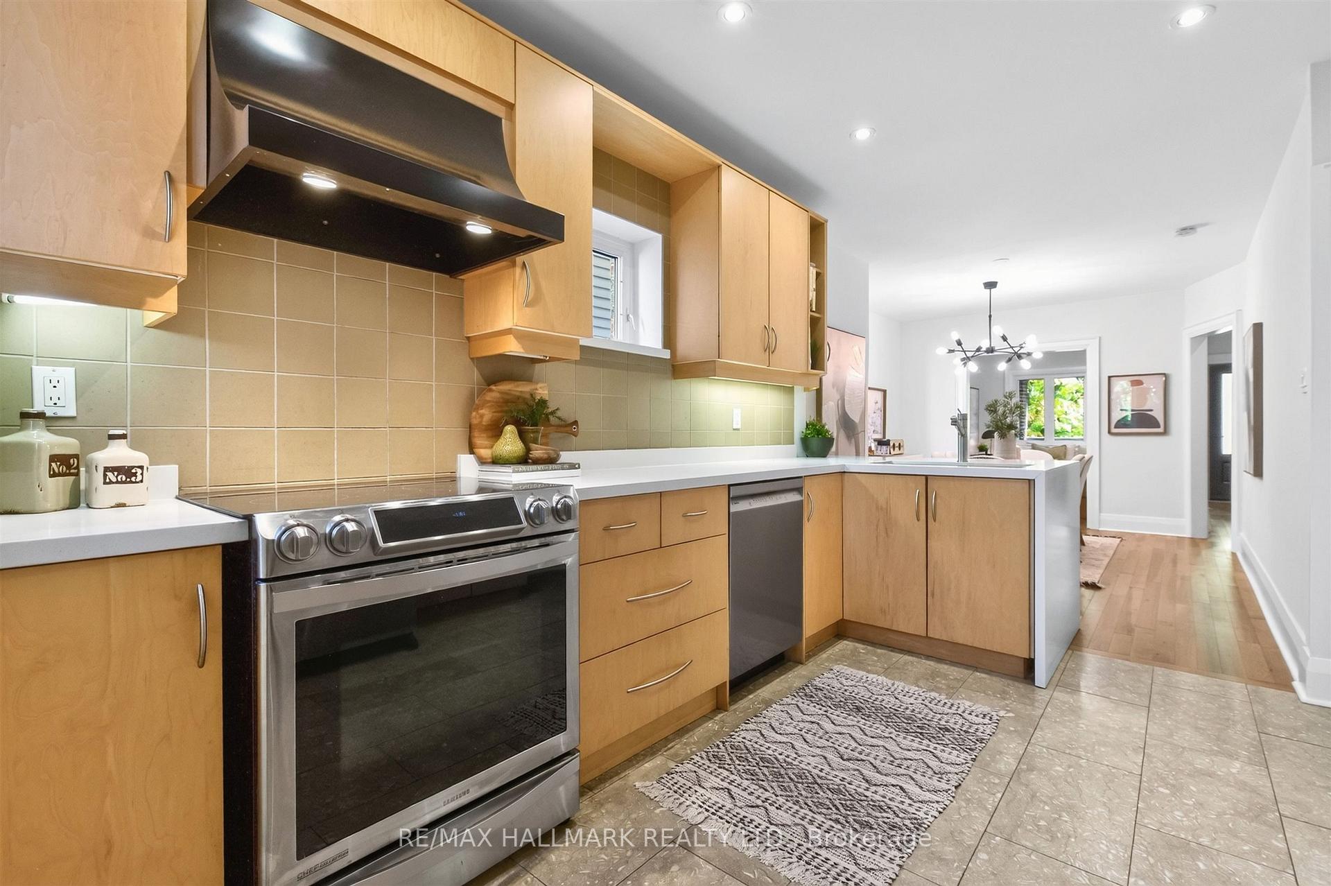 Photo 9 of 384A Montrose Avenue, Toronto, Palmerston-Little Italy — HOMEH