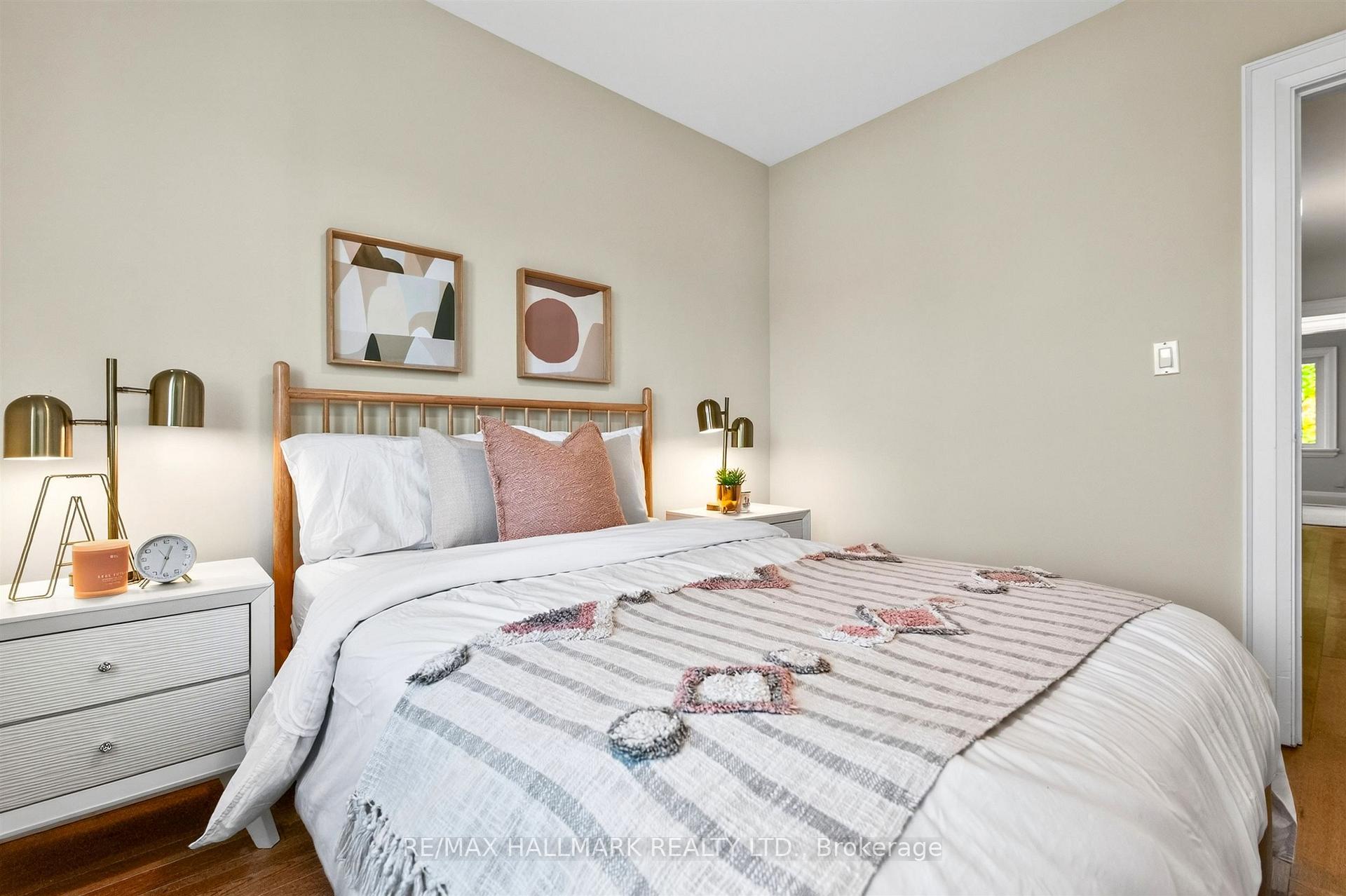 Photo 17 of 384A Montrose Avenue, Toronto, Palmerston-Little Italy — HOMEH