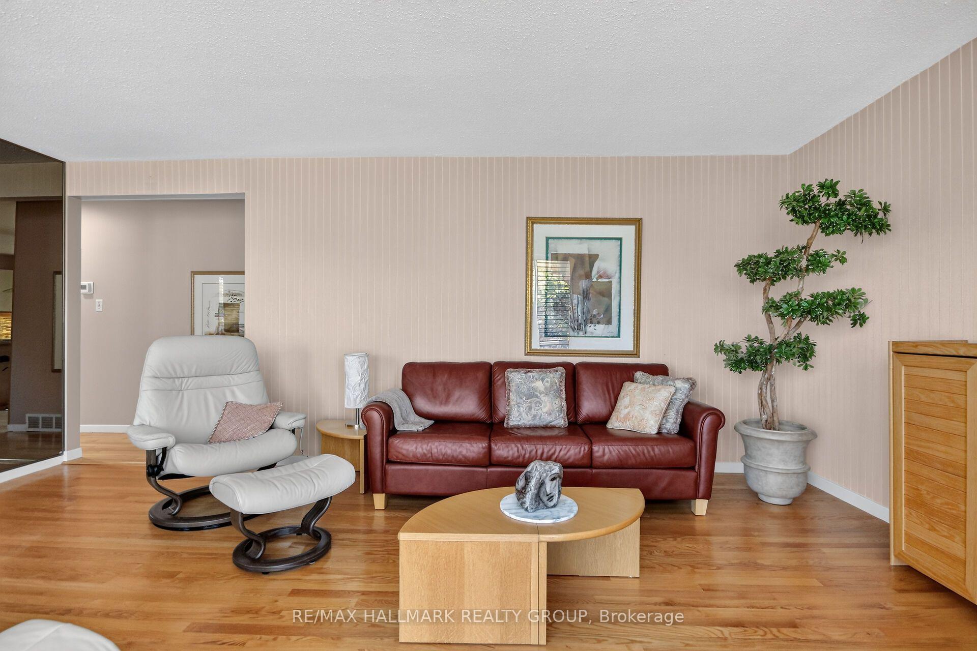 Photo 13 of 1592 Maxime Street, Ottawa, Pineview — HOMEH