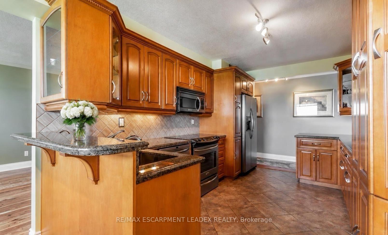 Photo 6 of Unit 705, 500 Green Road, Hamilton, Lakeshore — HOMEH