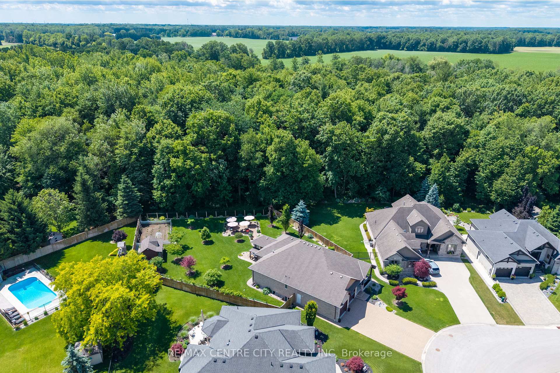 Photo 4 of 51 Ashby Crescent, Strathroy-Caradoc, NW — HOMEH