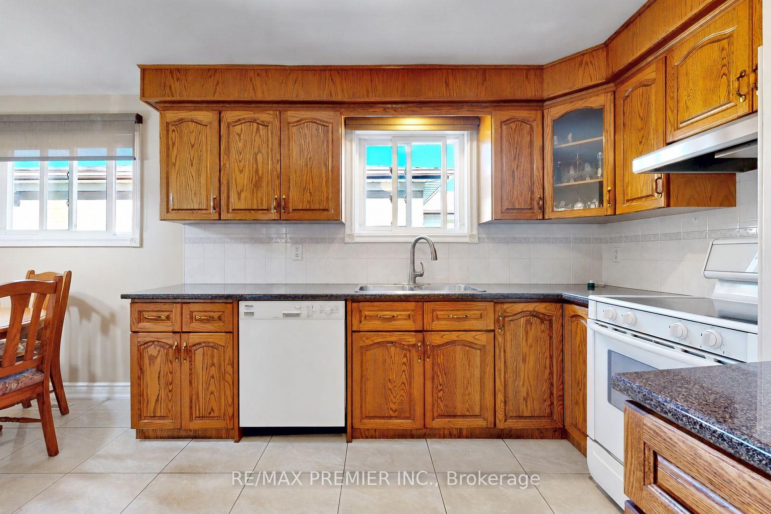 Photo 5 of 7553 Rockhill Road, Mississauga, Malton — HOMEH