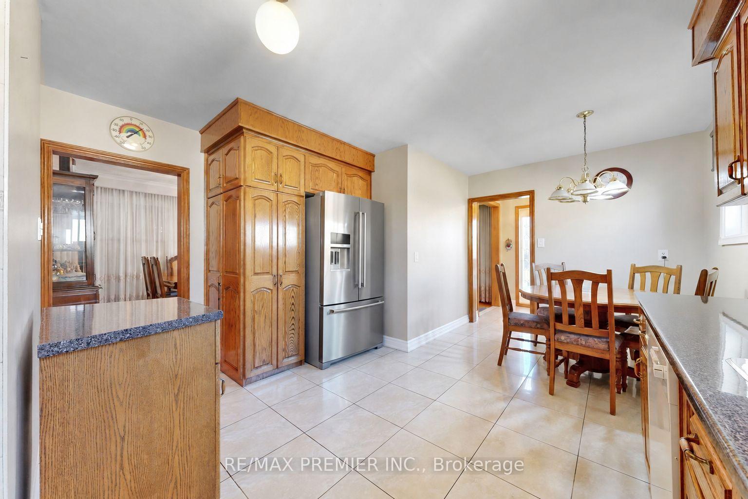 Photo 6 of 7553 Rockhill Road, Mississauga, Malton — HOMEH