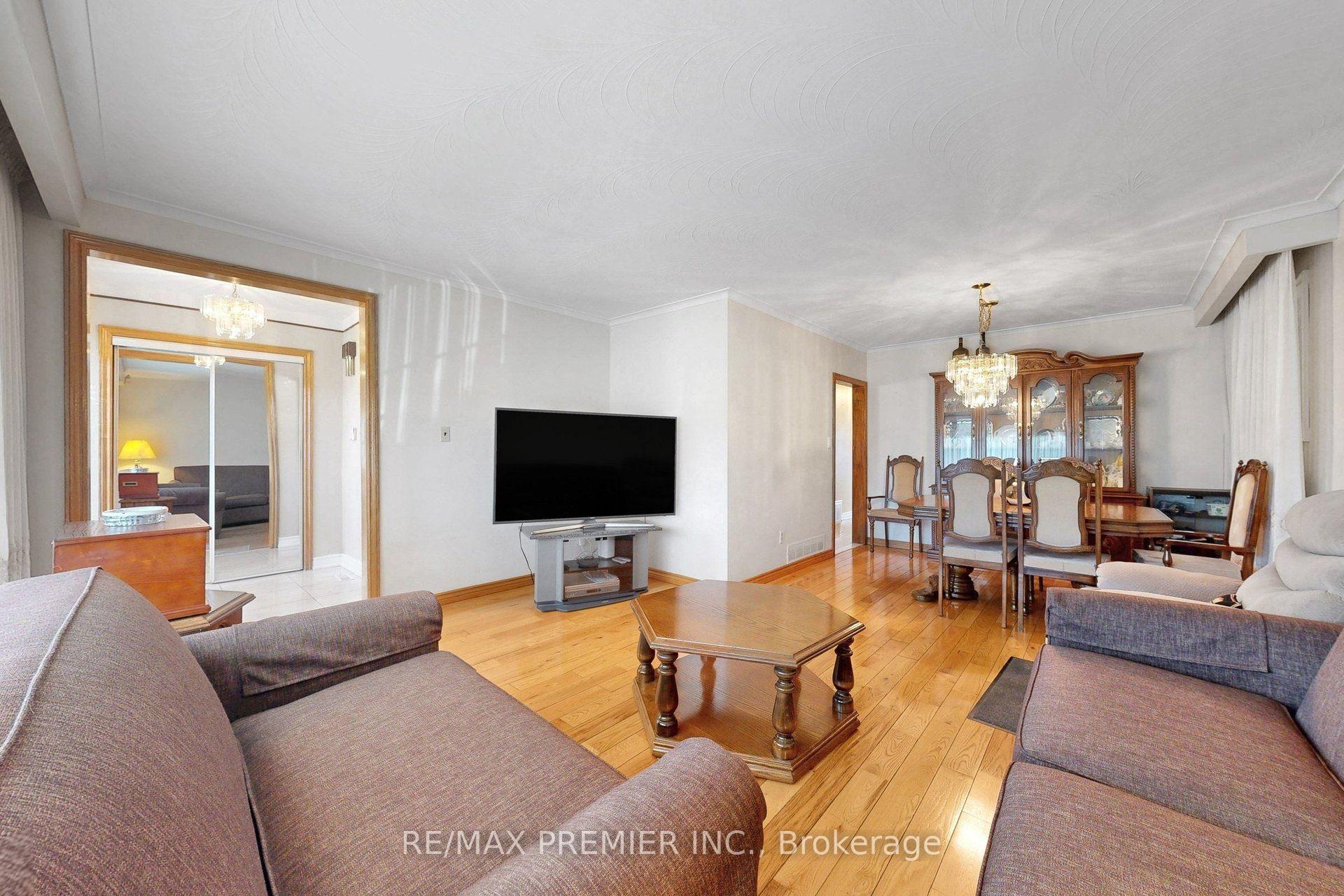 Photo 7 of 7553 Rockhill Road, Mississauga, Malton — HOMEH