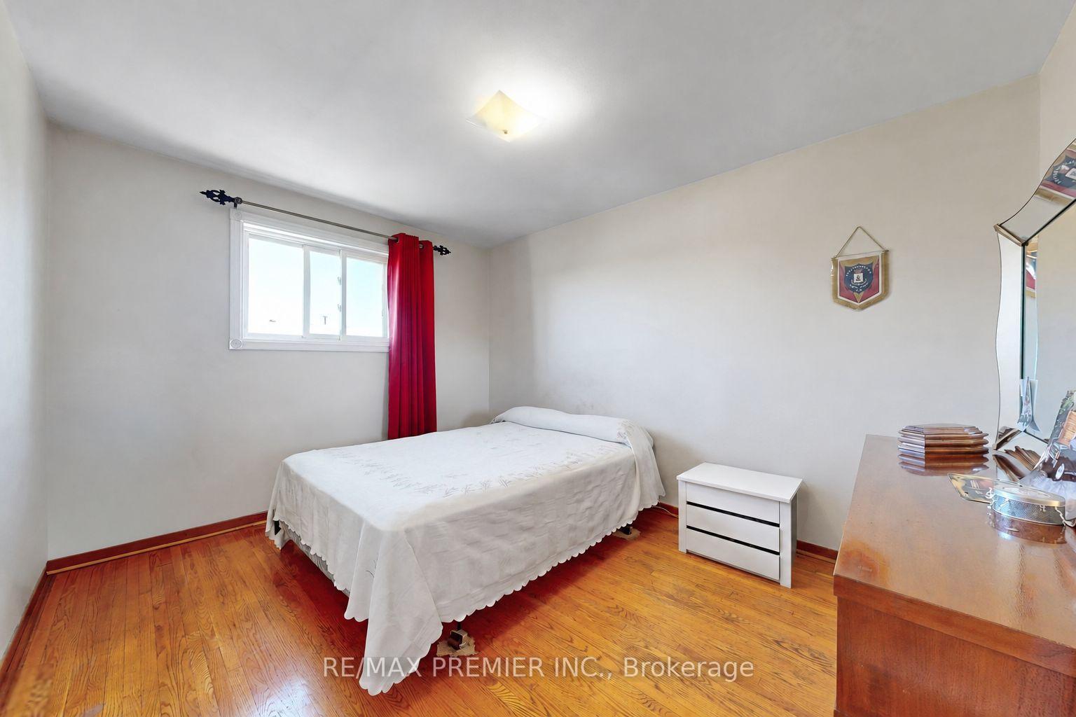 Photo 12 of 7553 Rockhill Road, Mississauga, Malton — HOMEH