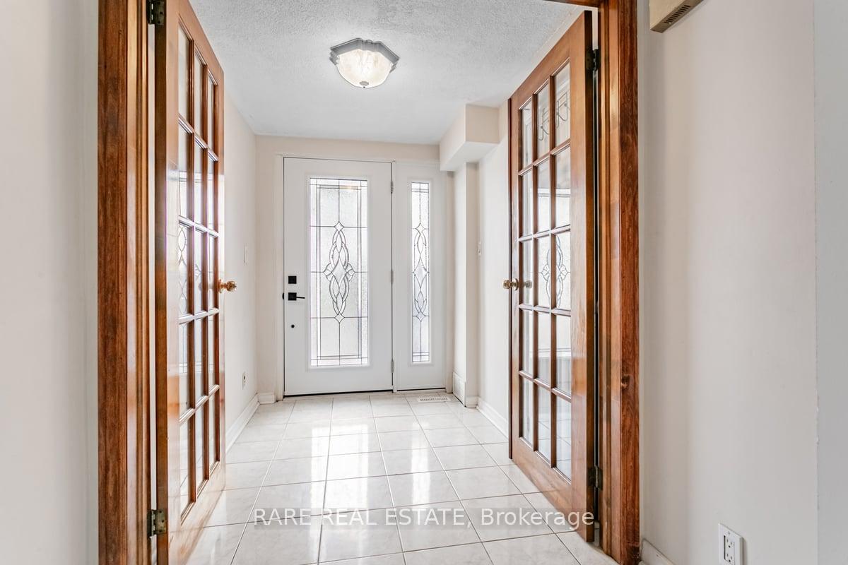 Photo 5 of 22 Bamford Crescent, North York, Black Creek — HOMEH