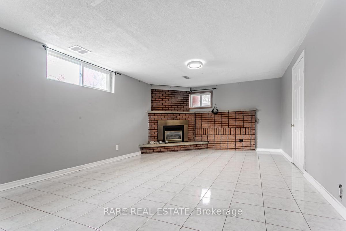 Photo 10 of 22 Bamford Crescent, North York, Black Creek — HOMEH