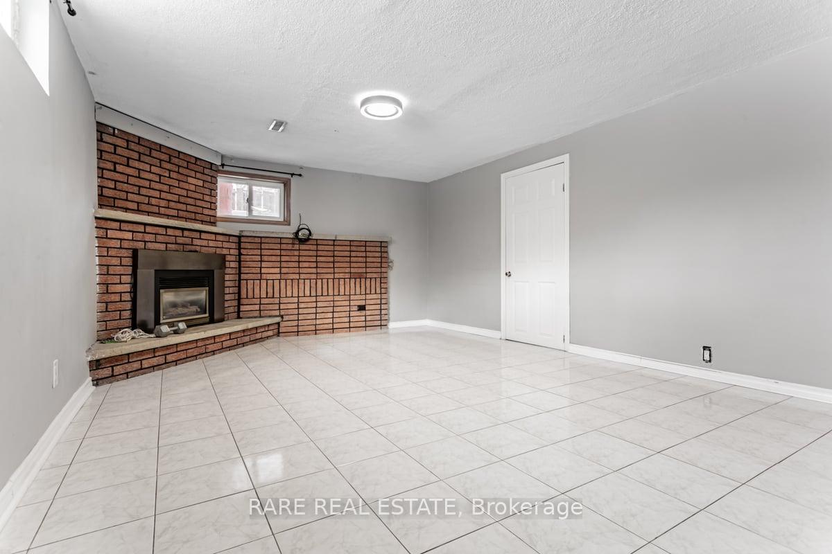 Photo 11 of 22 Bamford Crescent, North York, Black Creek — HOMEH