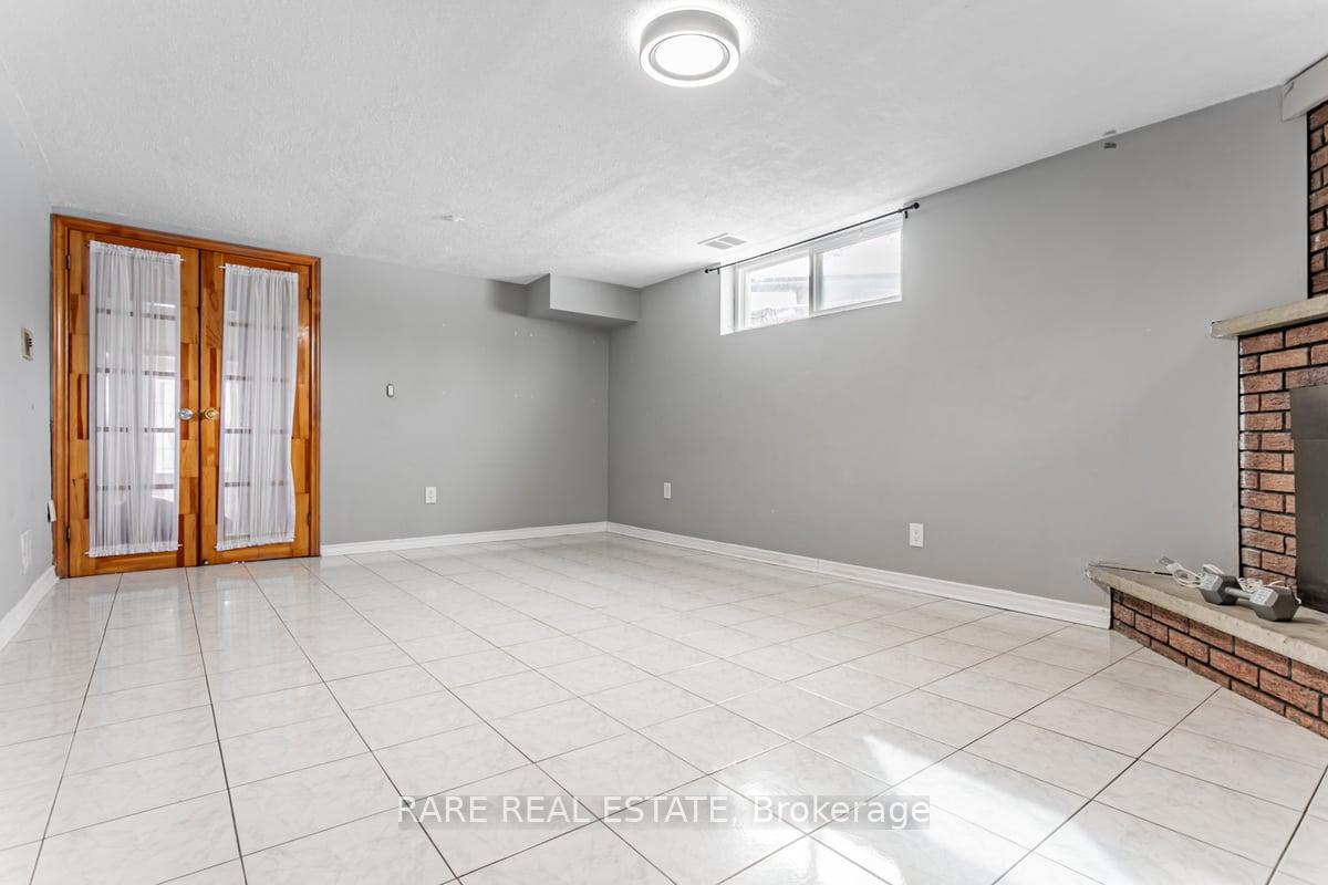 Photo 12 of 22 Bamford Crescent, North York, Black Creek — HOMEH