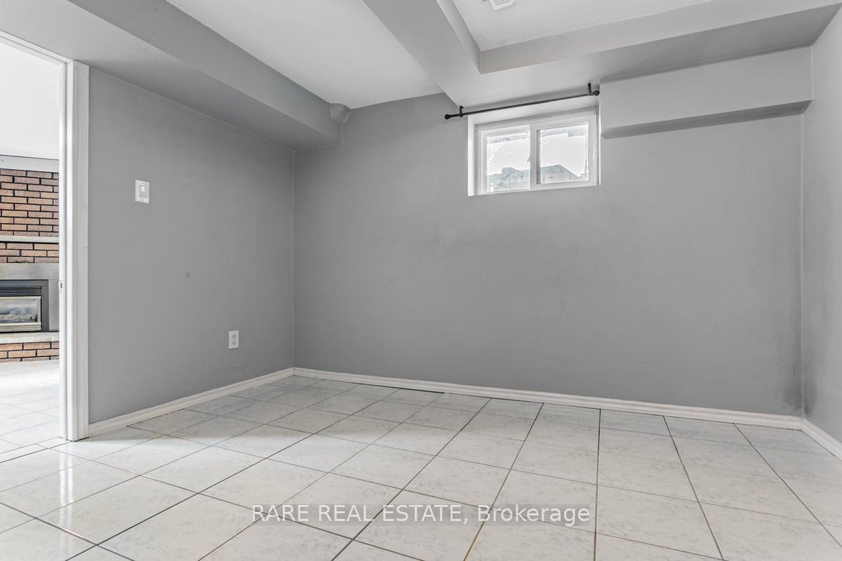 Photo 14 of 22 Bamford Crescent, North York, Black Creek — HOMEH