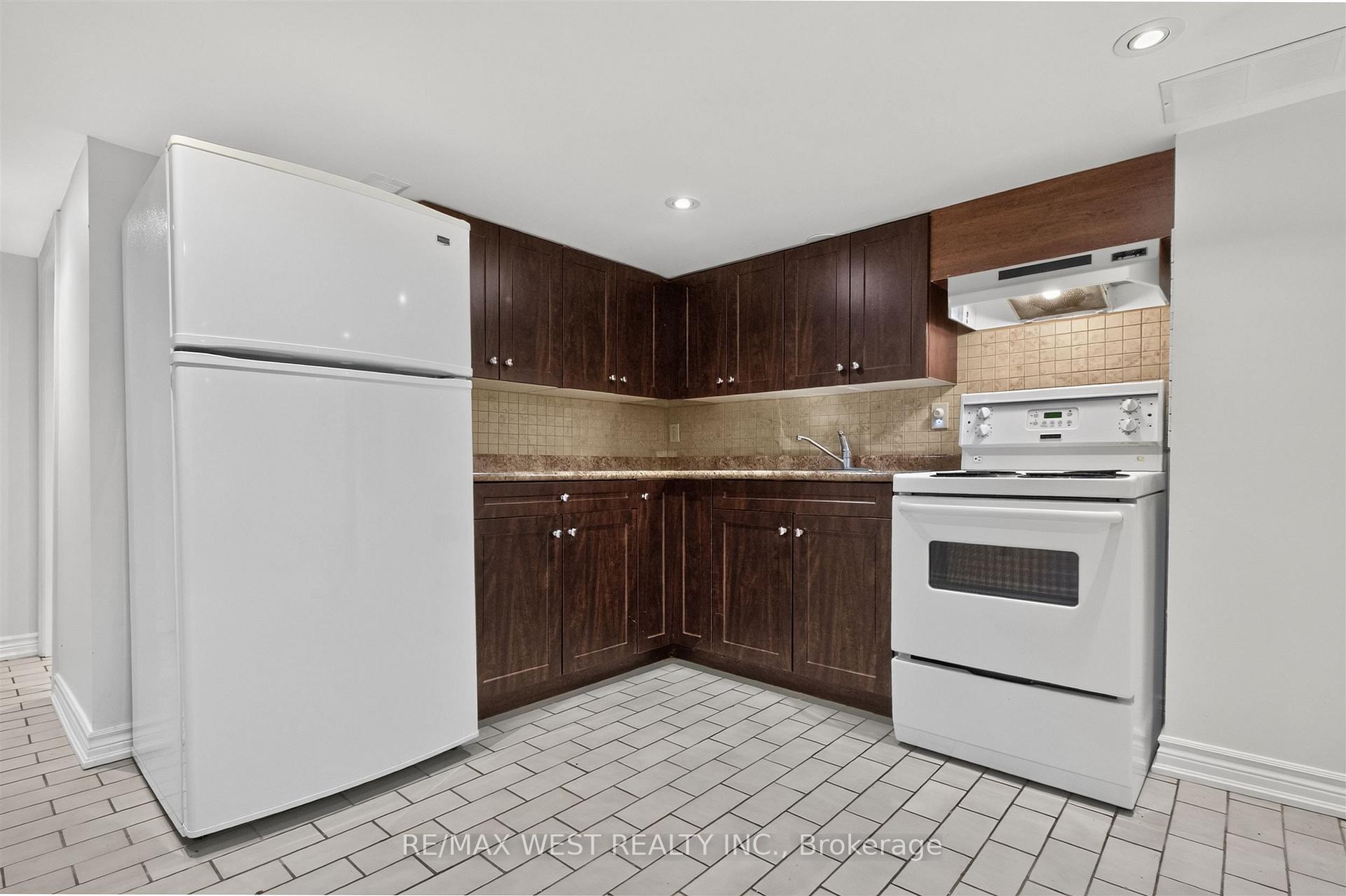 Photo 10 of Unit Lower, 722 Dufferin Street, Toronto, Little Portugal — HOMEH