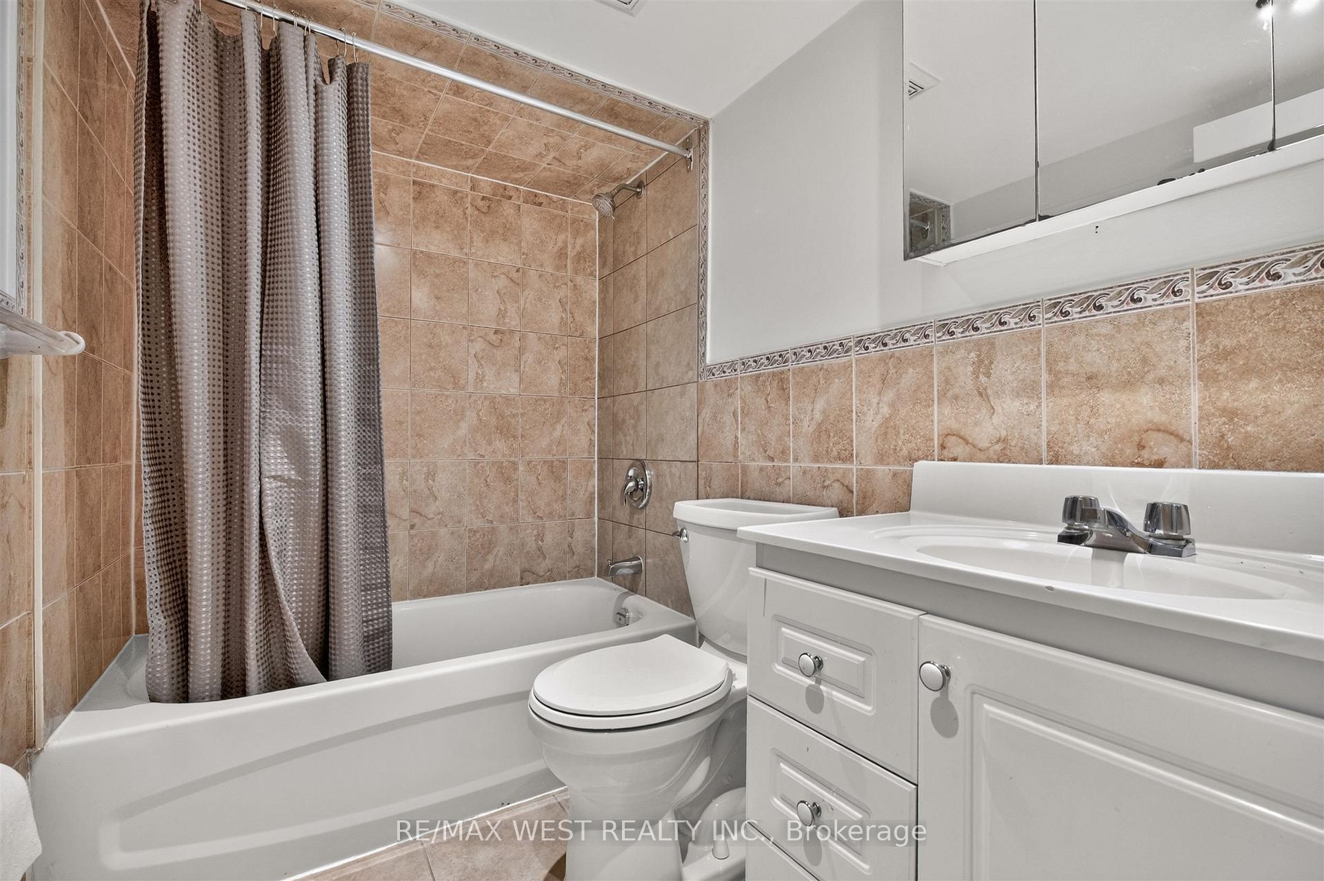 Photo 22 of Unit Lower, 722 Dufferin Street, Toronto, Little Portugal — HOMEH