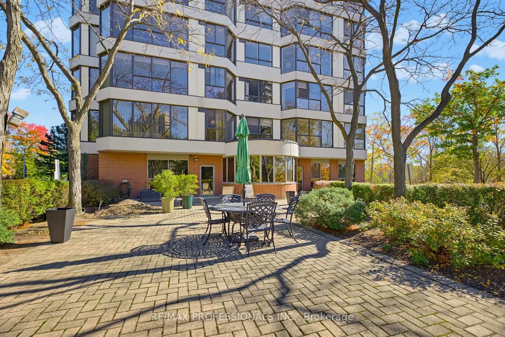 Photo 3 of Unit 304, 1271 Walden Circle, Mississauga, Clarkson — HOMEH