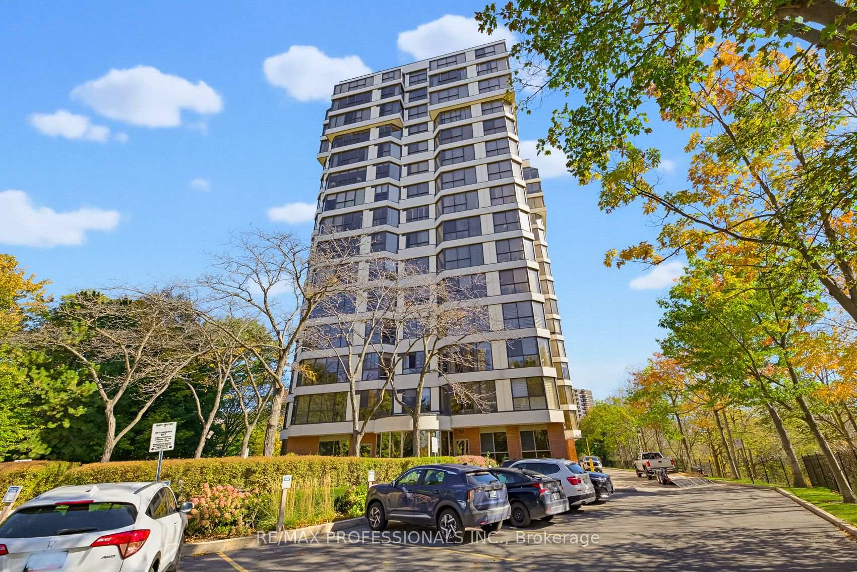 Photo 4 of Unit 304, 1271 Walden Circle, Mississauga, Clarkson — HOMEH